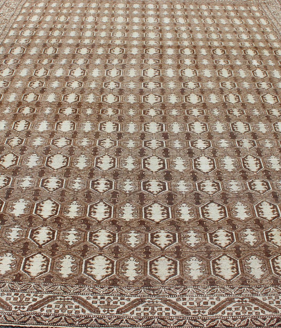 Antiker türkischer Teppich mit organischen Motiven in Braun und erdfarbenen Farben (Wolle) im Angebot