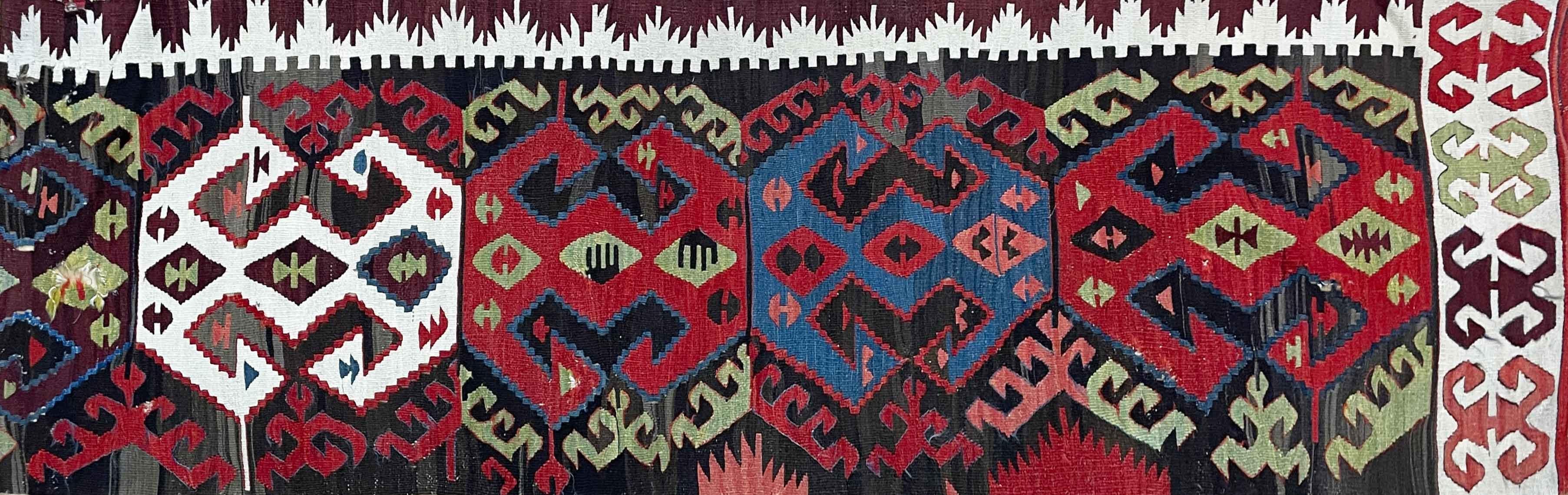Antiker anatolischer türkischer Läufer, Ungewöhnlich.

Dieser charmante Läufer ist in natürlichen Farben gehalten und eignet sich perfekt für einen Raum, der die Natur widerspiegelt. In ihren Fäden erzählt sie die faszinierende Geschichte eines