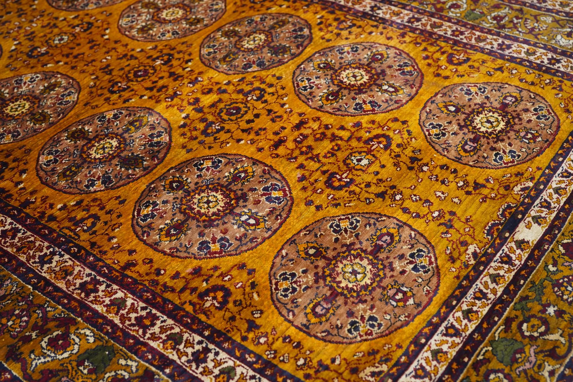 Alfombra antigua de seda turca 4'5'' x 6'3'' en Bueno estado para la venta en New York, NY