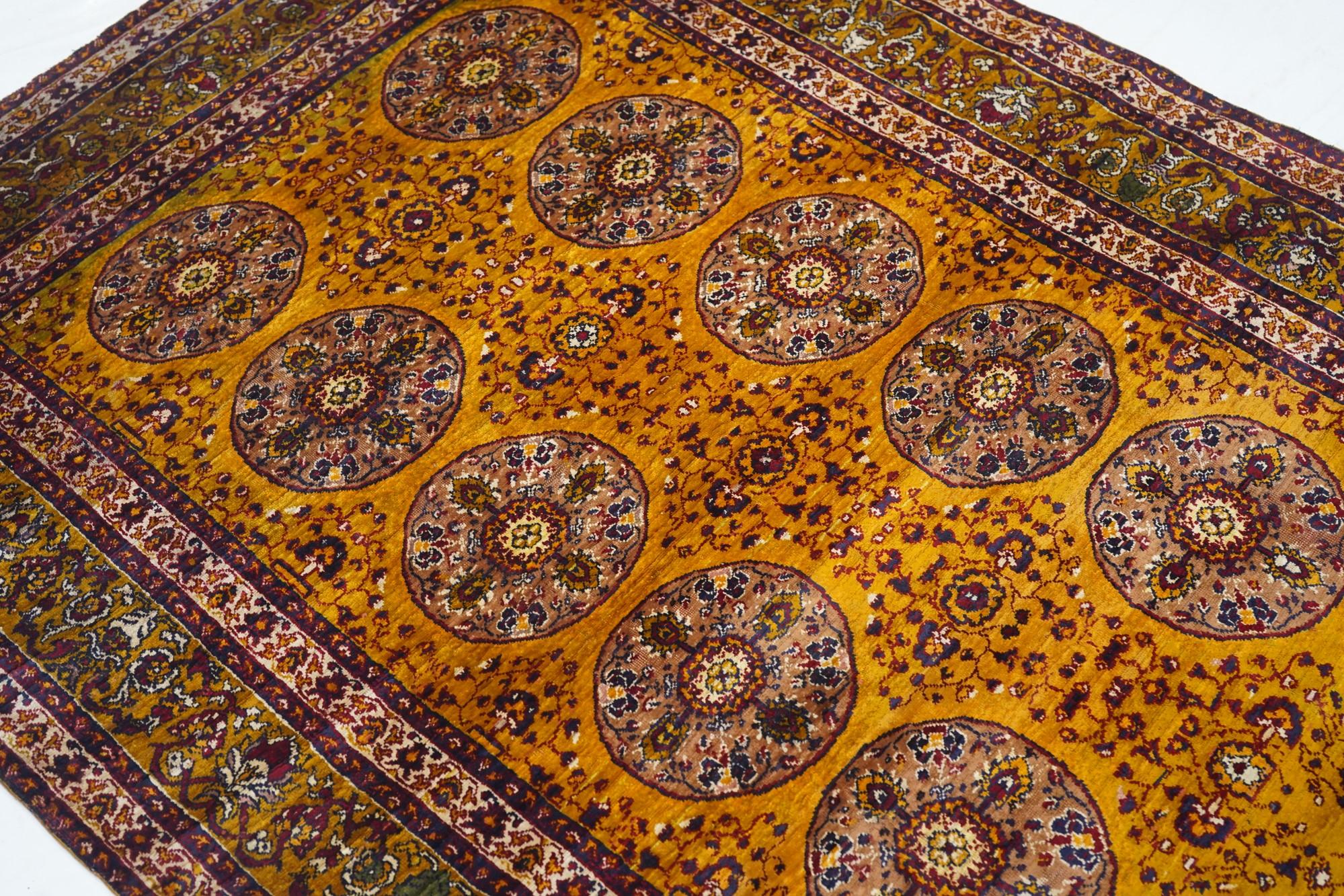 Alfombra antigua de seda turca 4'5'' x 6'3'' siglo XIX en venta