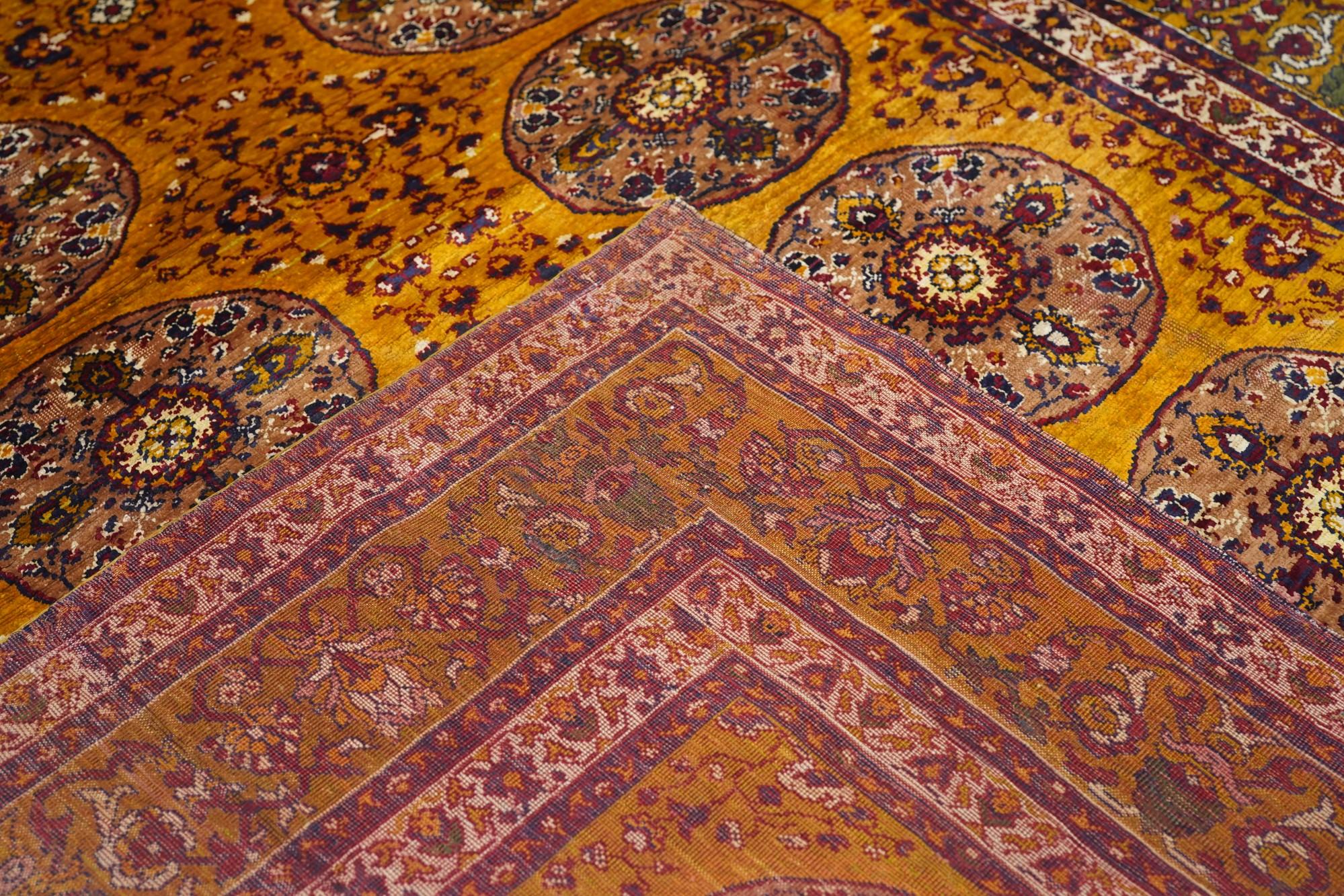 Alfombra antigua de seda turca 4'5'' x 6'3'' en venta 1