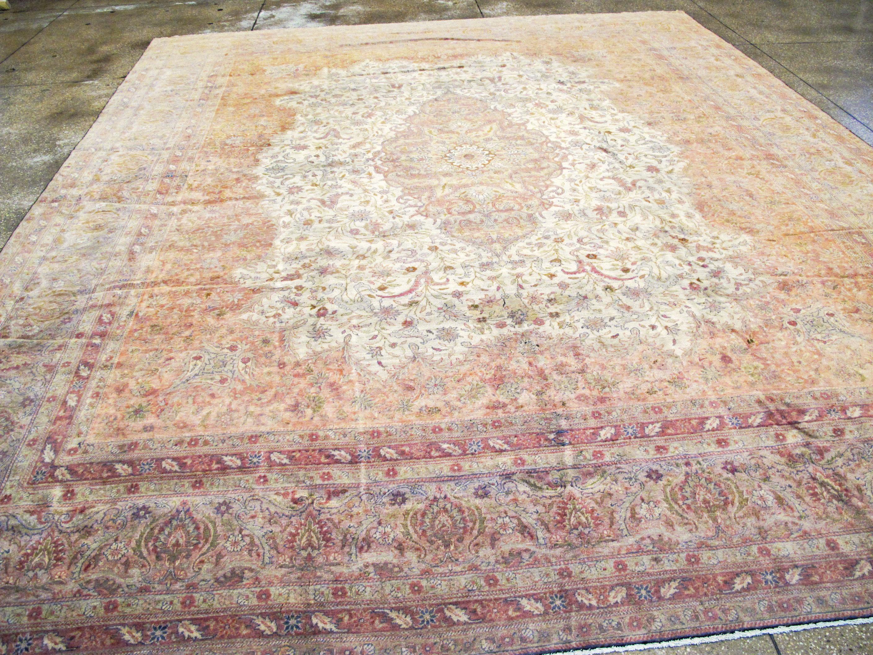Antique Turkish Sivas Carpet In Good Condition For Sale In New York, NY