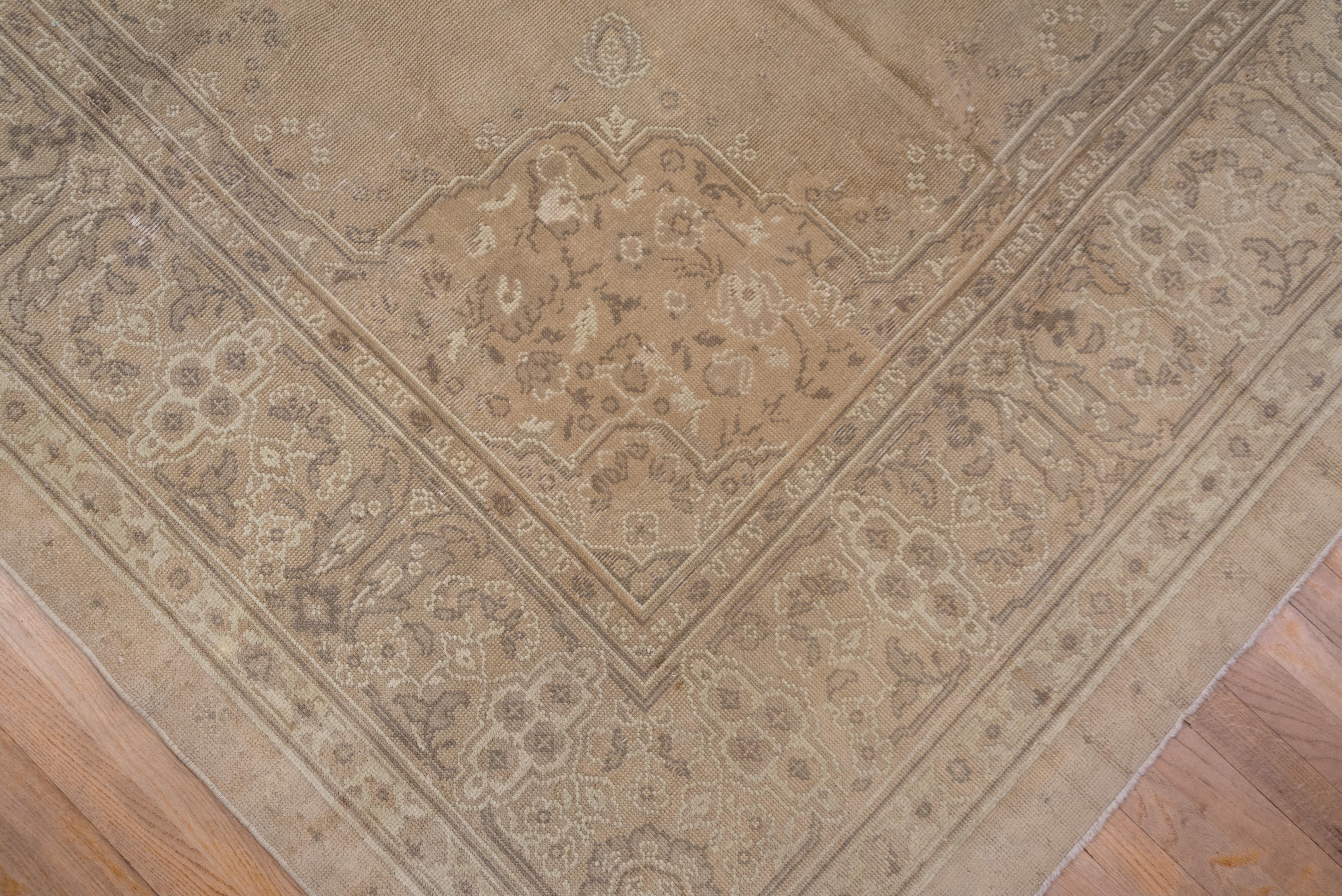 The open straw-buff field displays a doubly pendanted, scalloped cream medallion with a palmette and flowerhead infill. Doubled leaf and cartouche pattern main border. Softer decorative palette makes the room look larger. Medium urban weave. Good