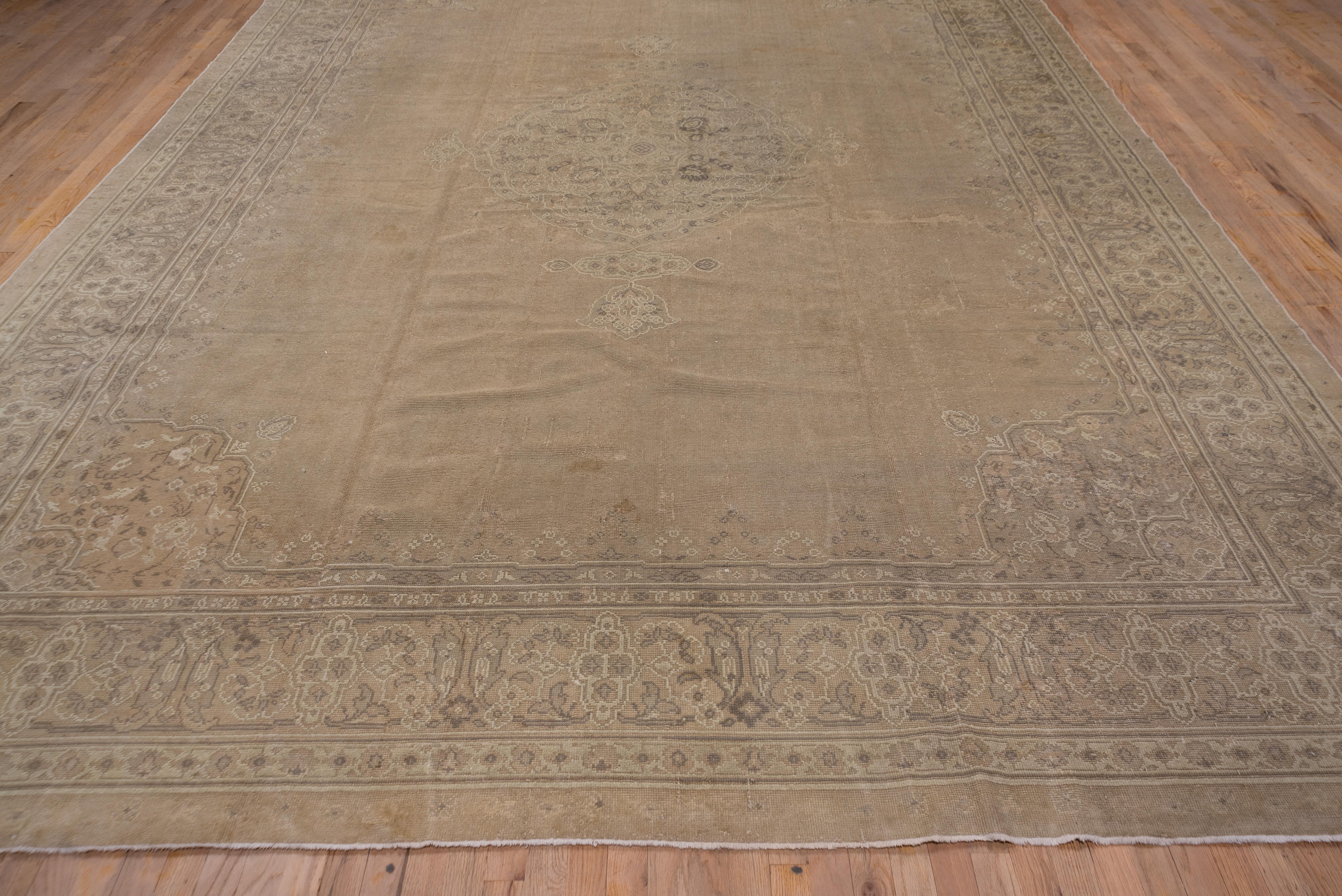 Antique Turkish Sivas Large Carpet, Neutral Palette, circa 1920s In Good Condition For Sale In New York, NY