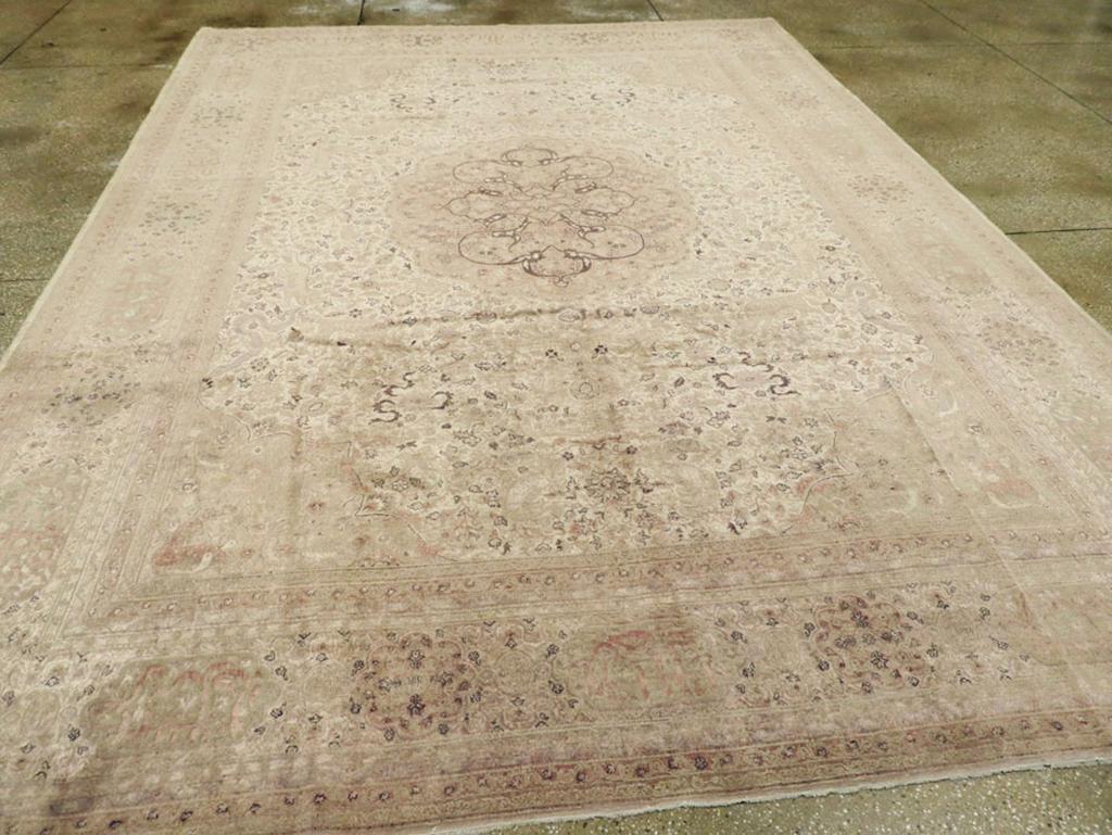 Dieser elegante türkische Sivas-Teppich aus dem frühen 20. Jahrhundert mit den Maßen 8' 10