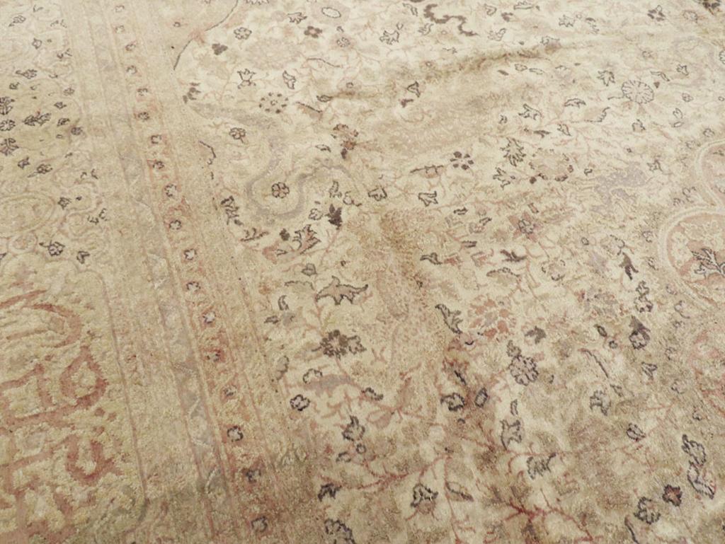Antiker türkischer Sivas-Teppich in Zimmergröße (Tabriz) im Angebot
