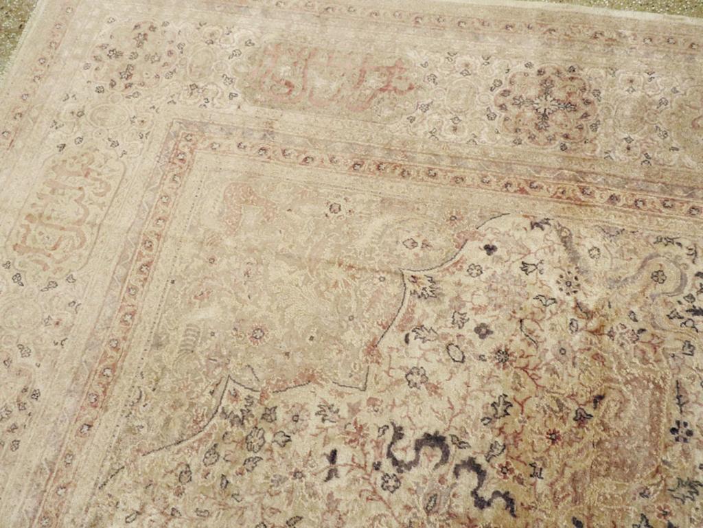 Antiker türkischer Sivas-Teppich in Zimmergröße (Türkisch) im Angebot