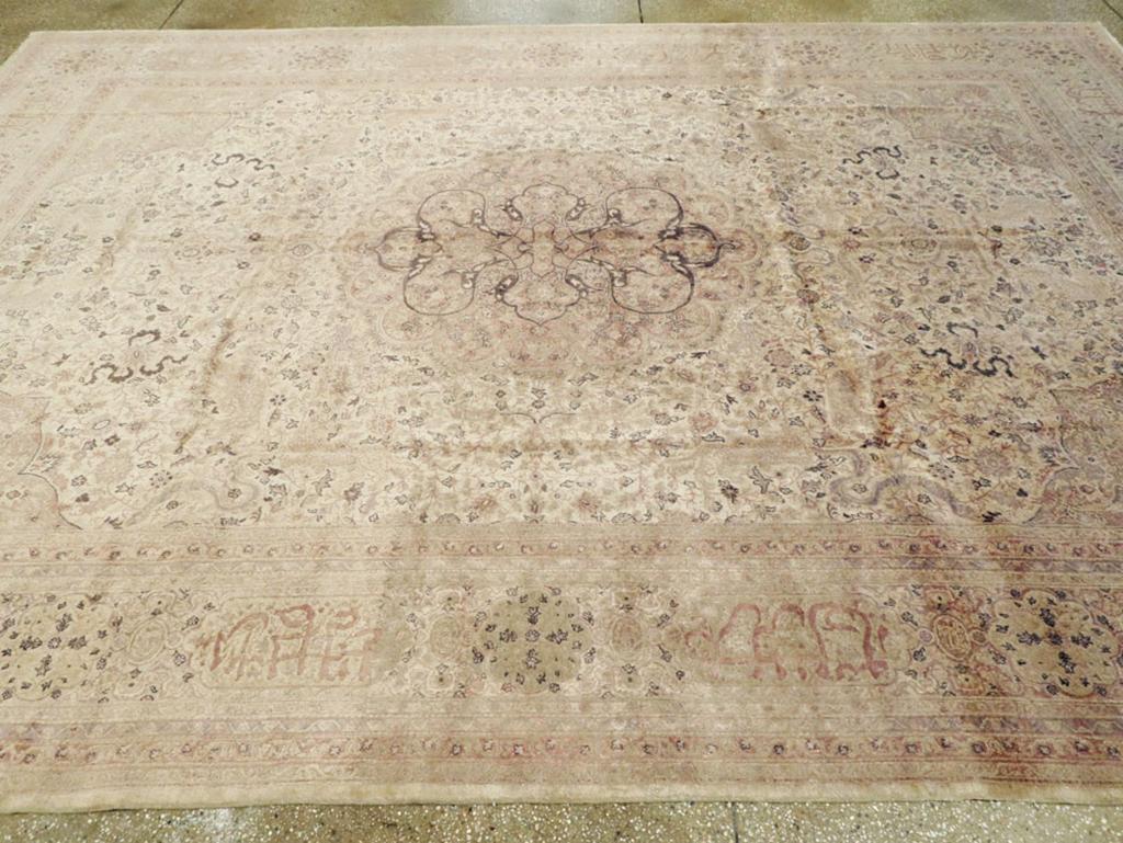 Antiker türkischer Sivas-Teppich in Zimmergröße (Handgeknüpft) im Angebot