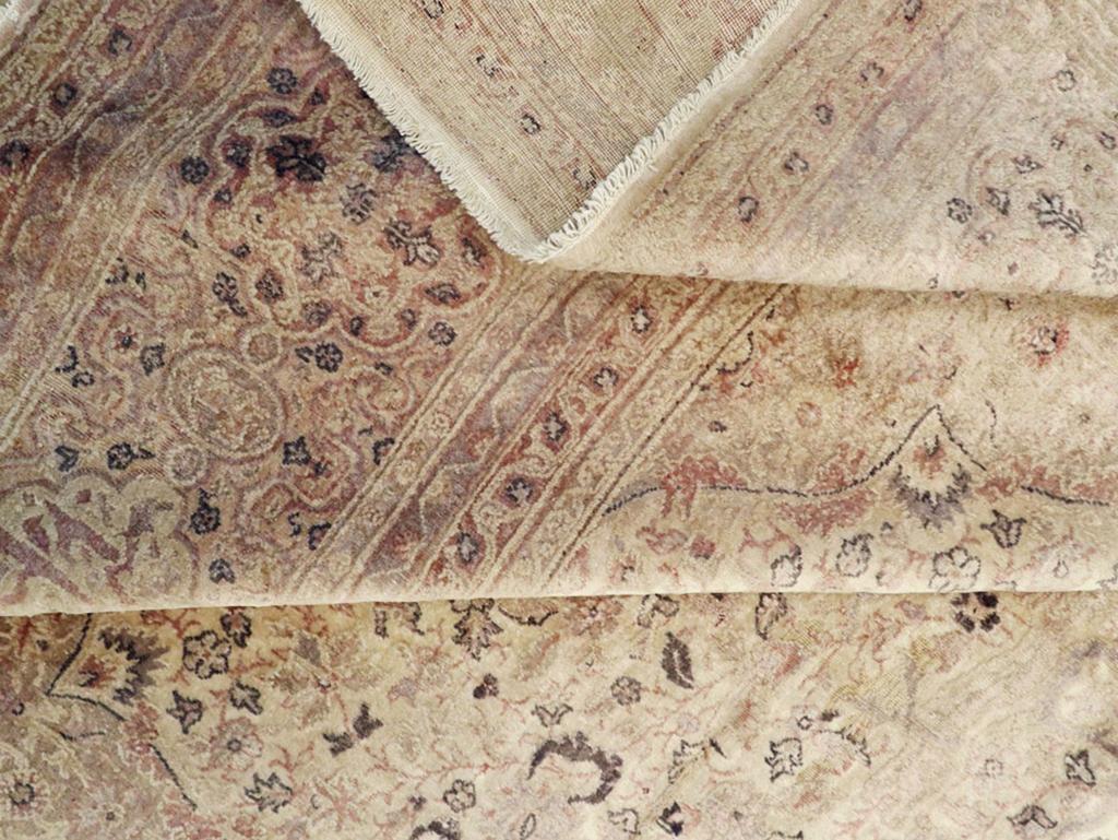 Antiker türkischer Sivas-Teppich in Zimmergröße im Zustand „Hervorragend“ im Angebot in New York, NY
