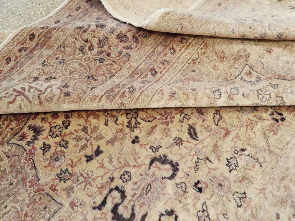 Antiker türkischer Sivas-Teppich in Zimmergröße (20. Jahrhundert) im Angebot