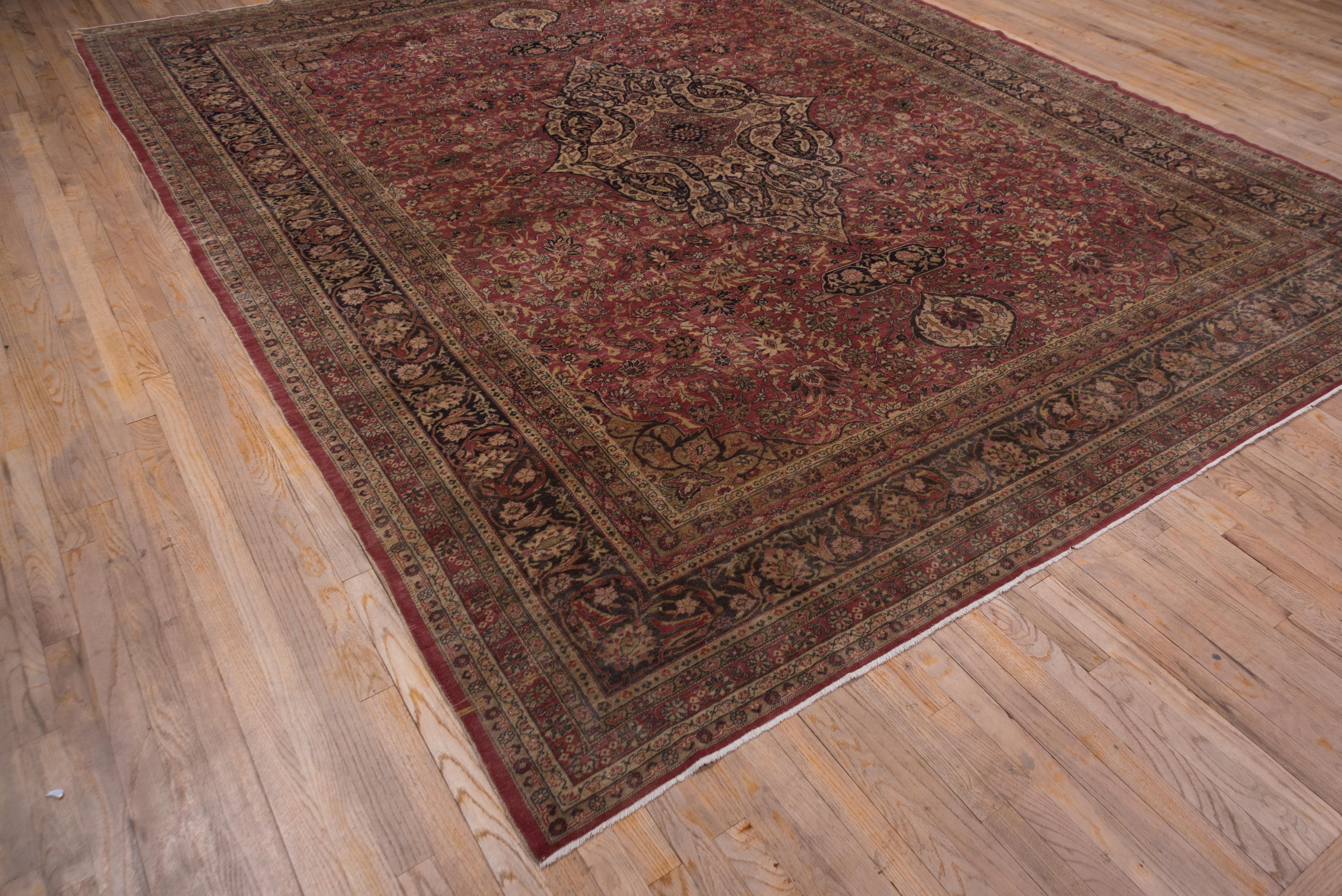 Antiker türkischer Sivas-Teppich, dunkelrotes Feld, Medaillon in der Mitte (Tabriz) im Angebot