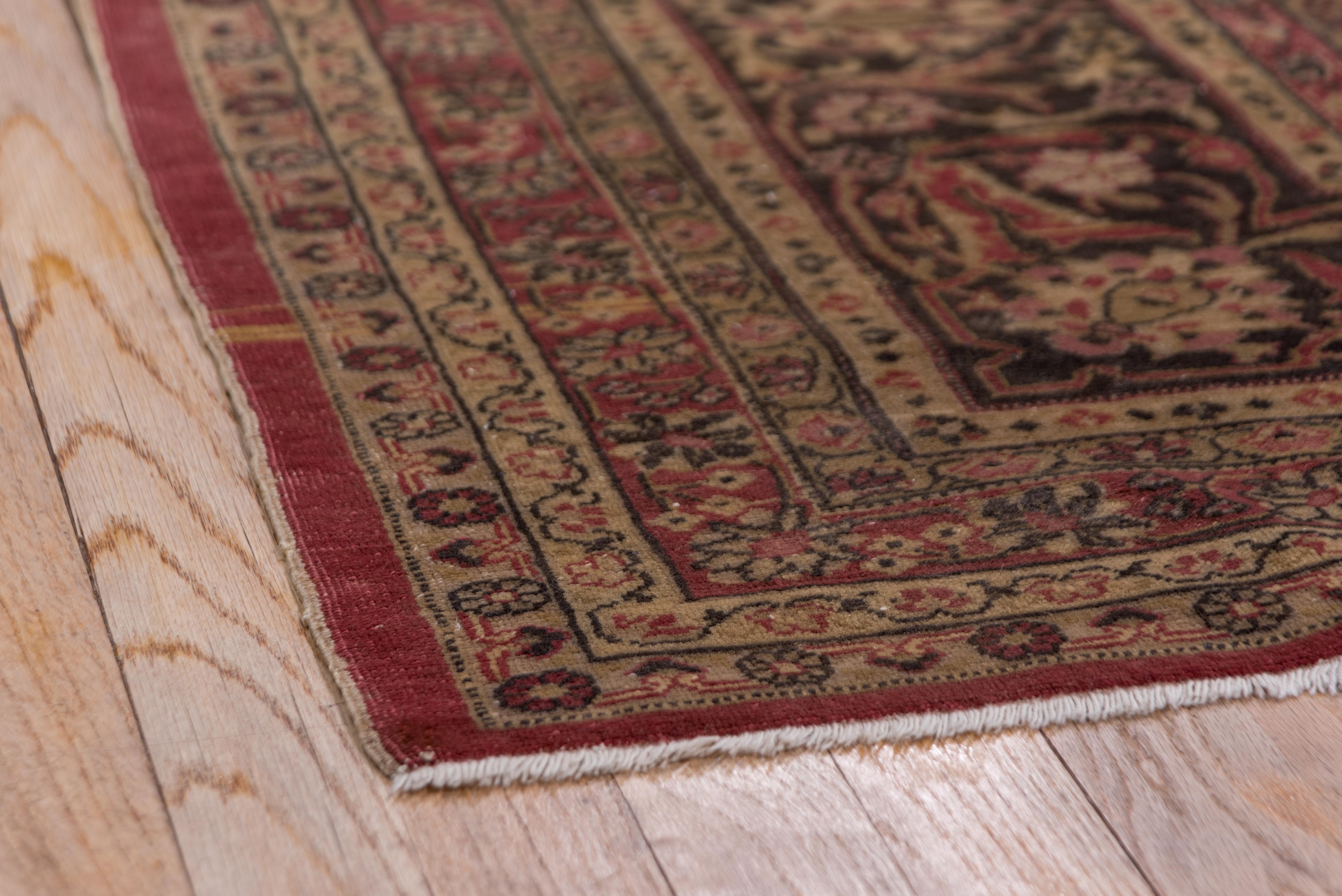 Antiker türkischer Sivas-Teppich, dunkelrotes Feld, Medaillon in der Mitte (Persisch) im Angebot