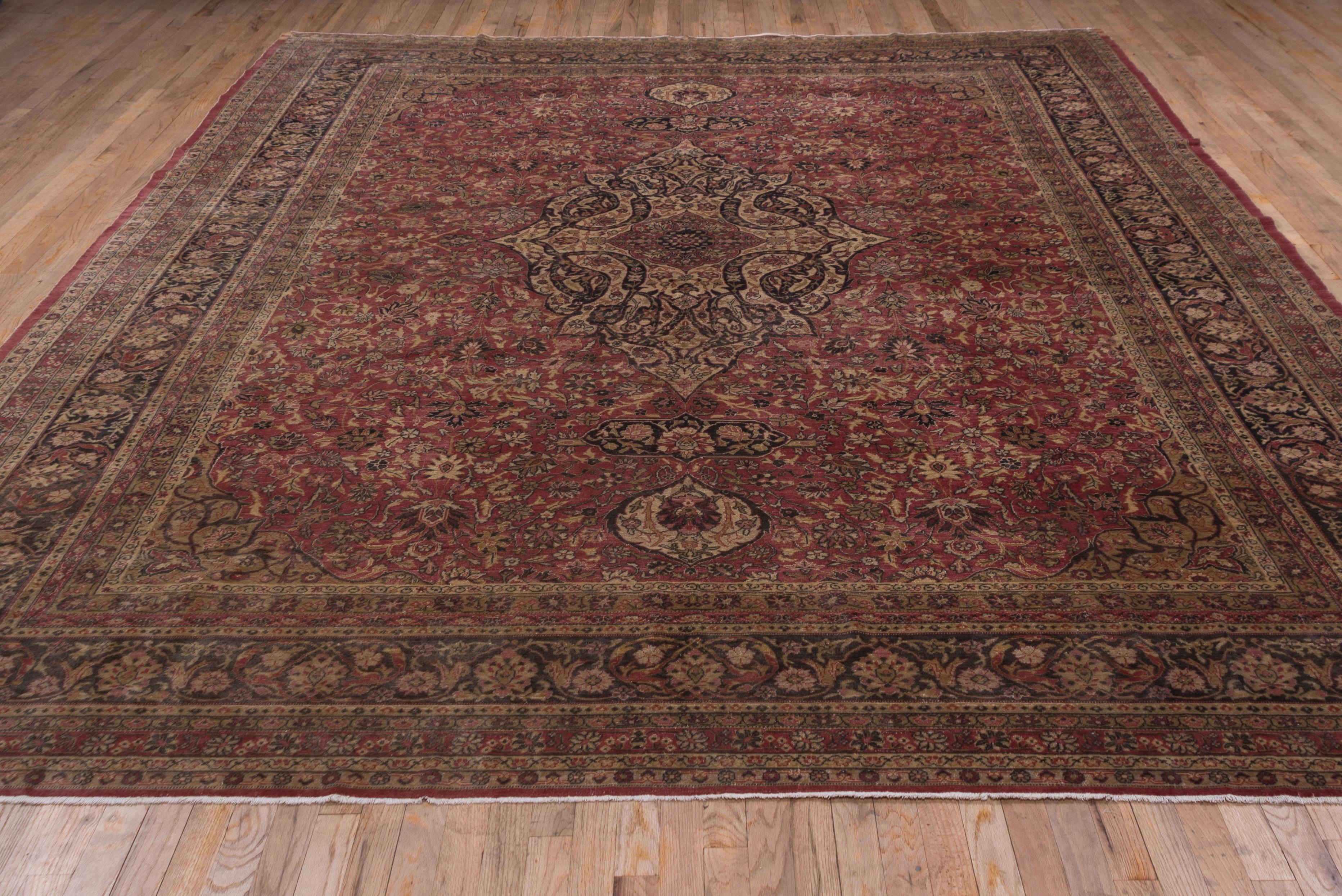 Antiker türkischer Sivas-Teppich, dunkelrotes Feld, Medaillon in der Mitte (Handgeknüpft) im Angebot