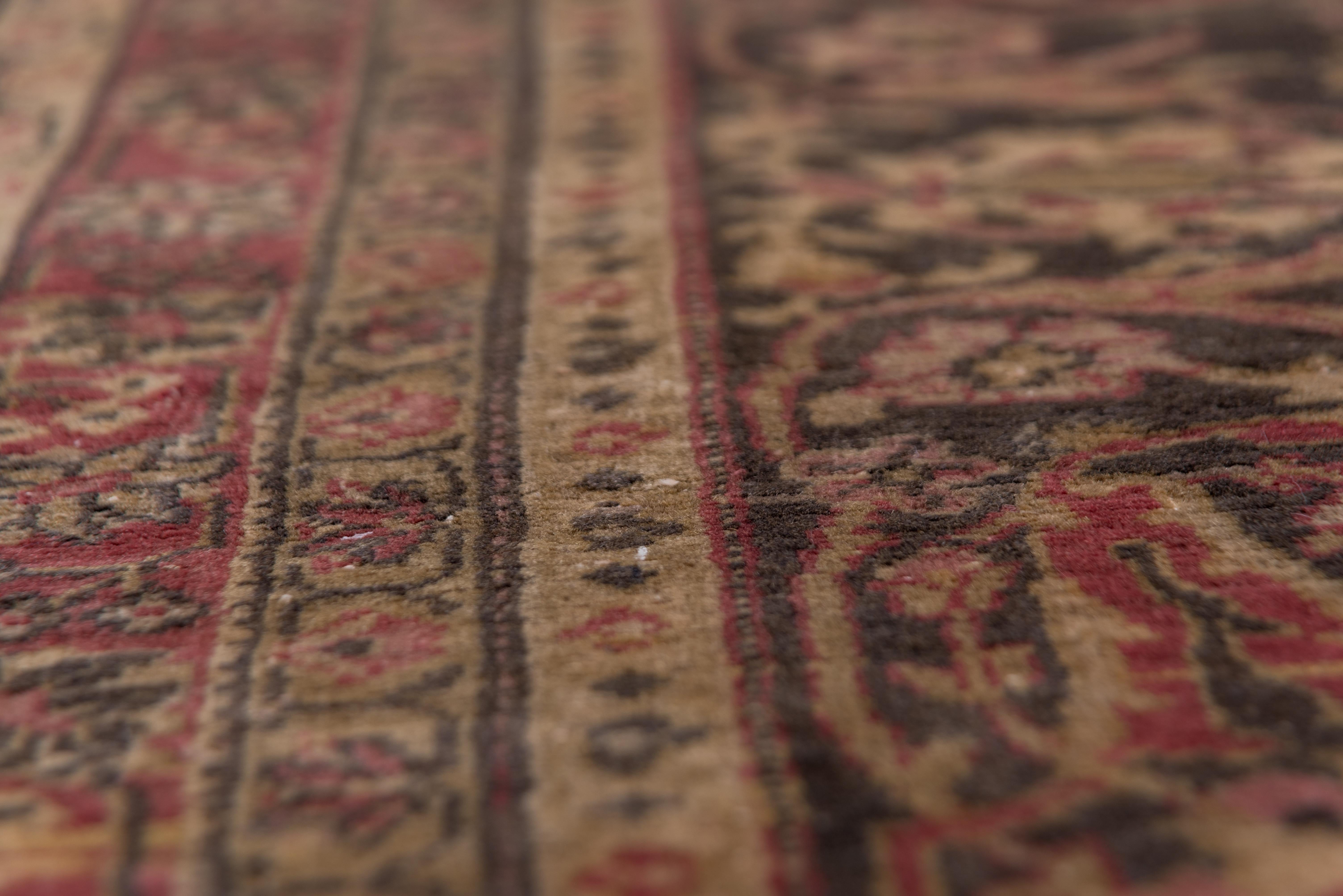 Antiker türkischer Sivas-Teppich, dunkelrotes Feld, Medaillon in der Mitte im Zustand „Gut“ im Angebot in New York, NY