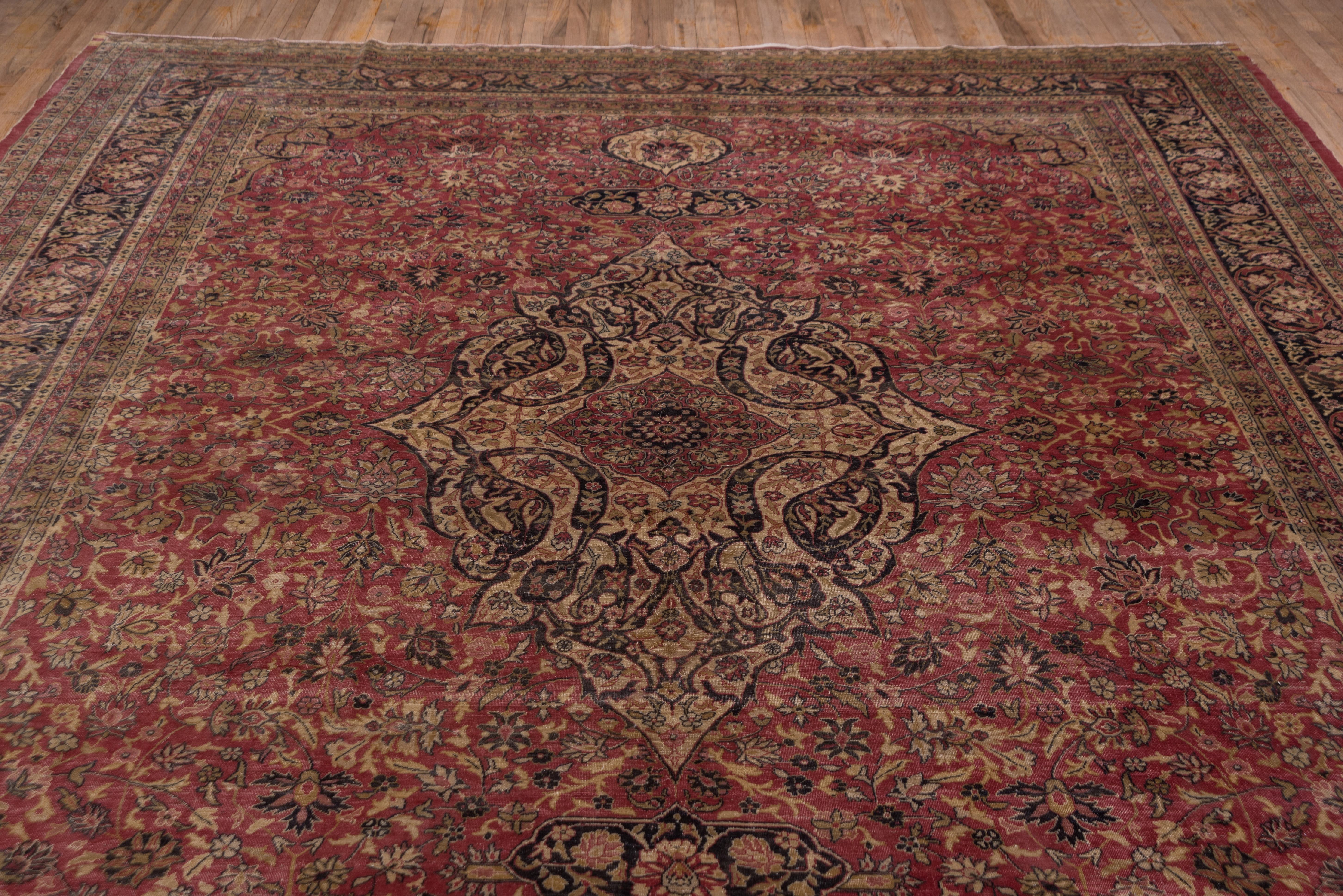 Antiker türkischer Sivas-Teppich, dunkelrotes Feld, Medaillon in der Mitte (Mitte des 20. Jahrhunderts) im Angebot