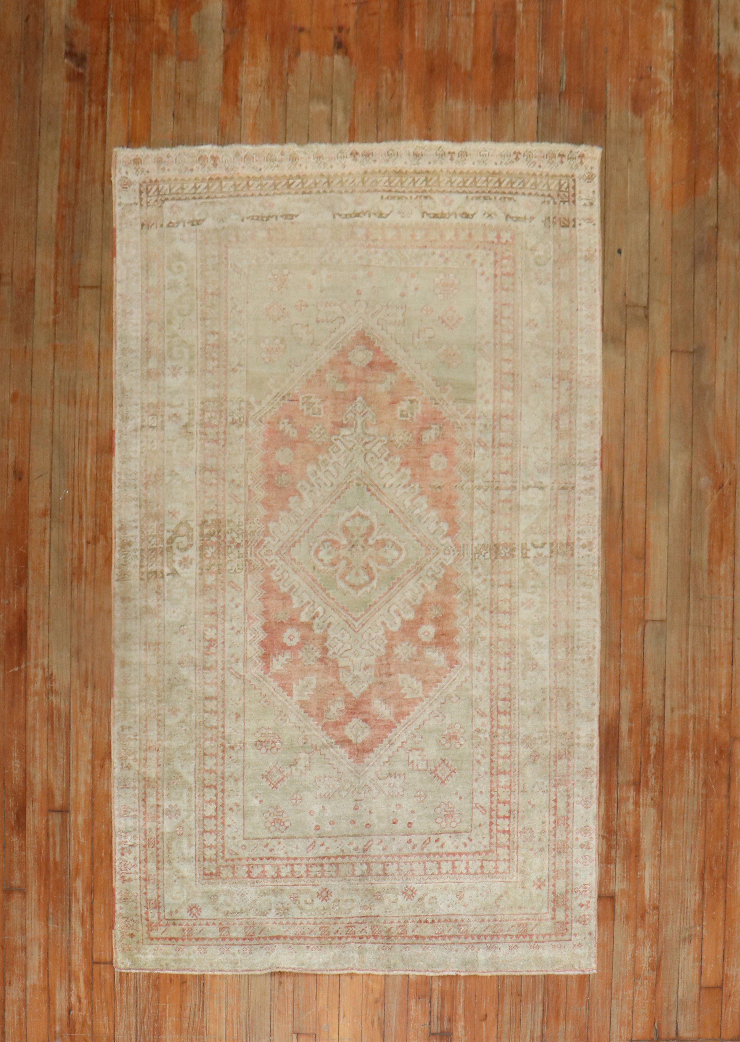 An antique Turkish Sivas rug from the early 20th century

Measures: 4'1'' x 6'7''.