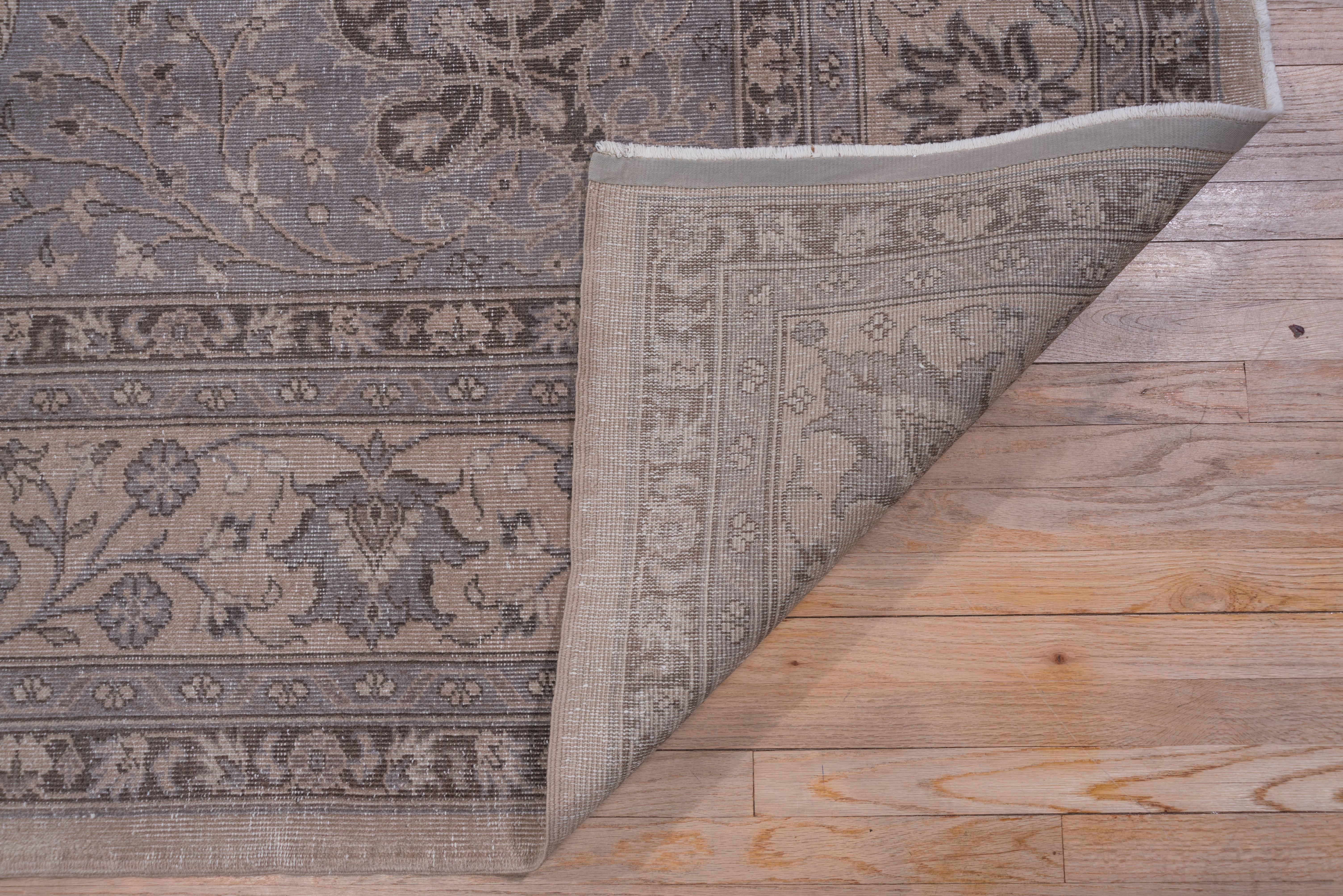 Antiker türkischer Sivas-Teppich, hellbraun, lavendelfarben und grau, Außenfeld (Mitte des 20. Jahrhunderts) im Angebot