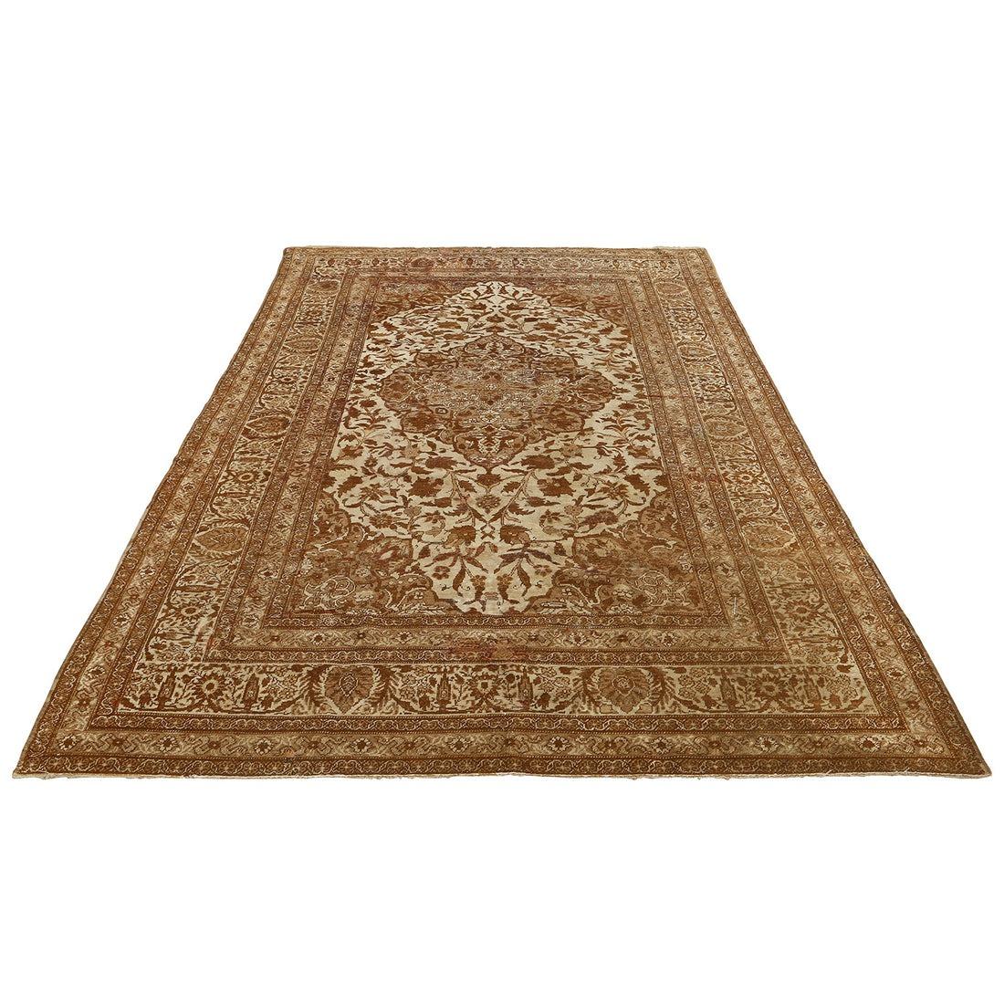 Sivas-Teppiche sind eine Art von türkischen Teppichen, die aus der Stadt Sivas in der Zentraltürkei stammen. Sivas-Teppiche sind in der Welt der Orientteppiche für ihre satten Farben, komplizierten Muster und feine Handwerkskunst bekannt und hoch