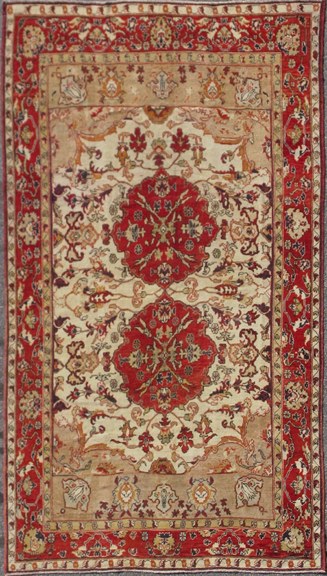 Antiker türkischer Sivas-Teppich mit roten, taupefarbenen, hellgrünen und cremefarbenen Farben (Wolle) im Angebot