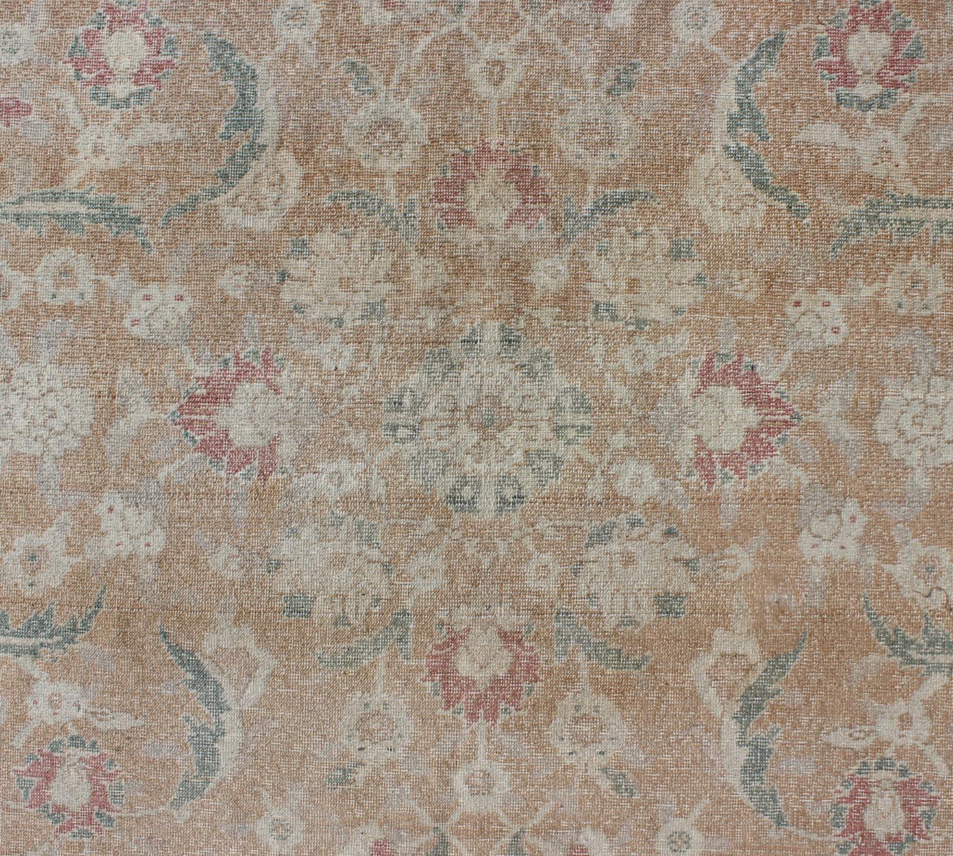 Antiker türkischer Sivas-Teppich mit hellbraunem Hintergrund und elfenbeinfarbenen, grauen Motiven, stilisiert (Wolle) im Angebot