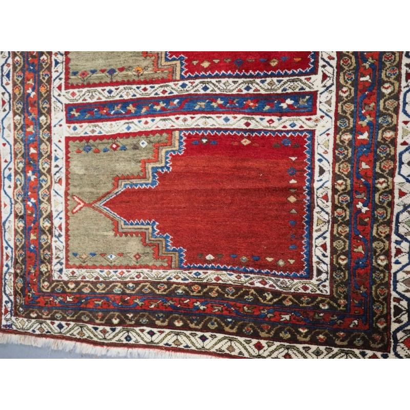 Ancien tapis de prière turc Sivas à plusieurs niches, de conception classique et de belle couleur.
Circa 1900

Le tapis présente des couleurs très agréables, dont un rouge clair dans les trois niches de prière. Les multiples bordures encadrent bien