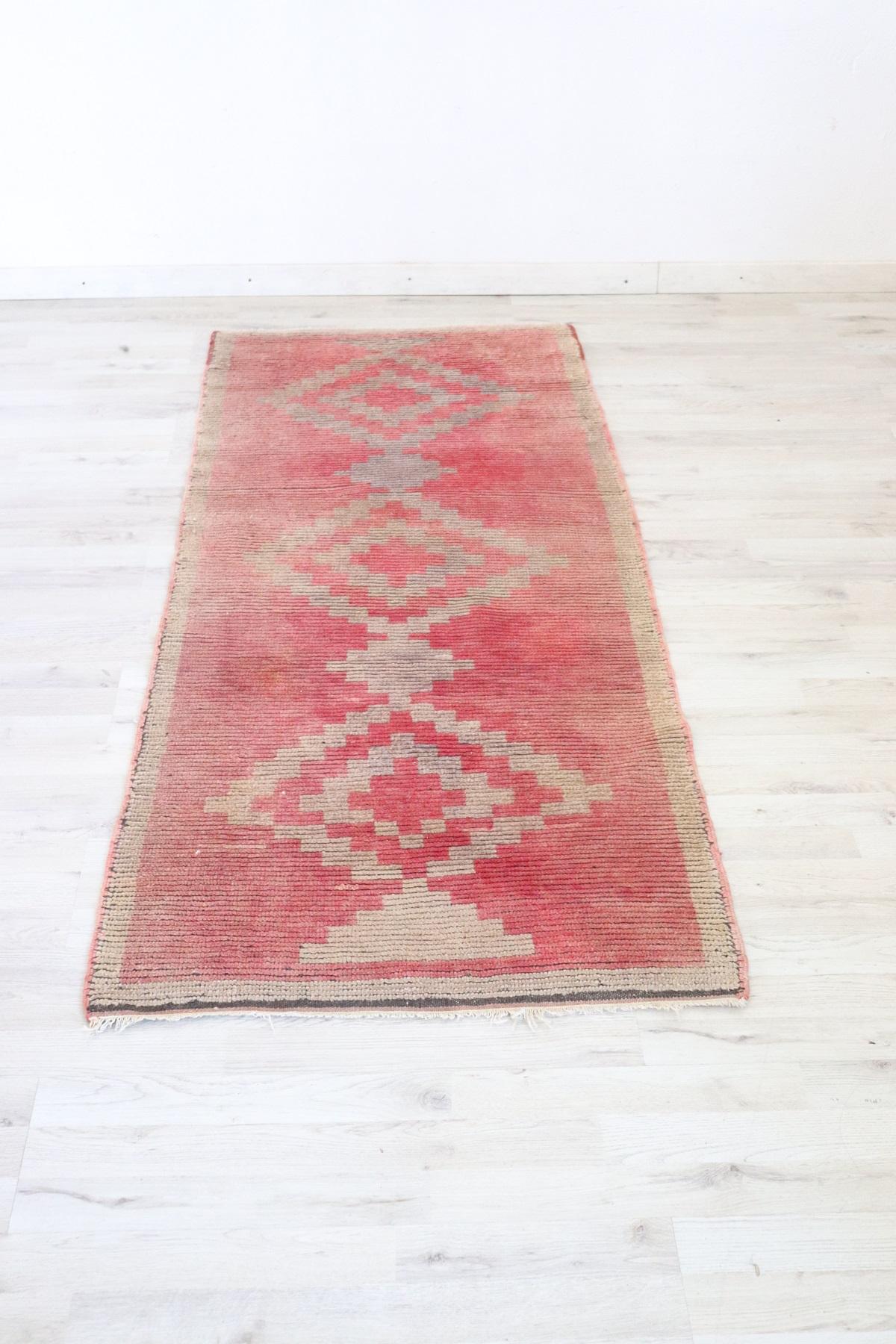 Nice early 20th century Turkish rug with a beautiful geometric decoration entirely hand knotted with wool.