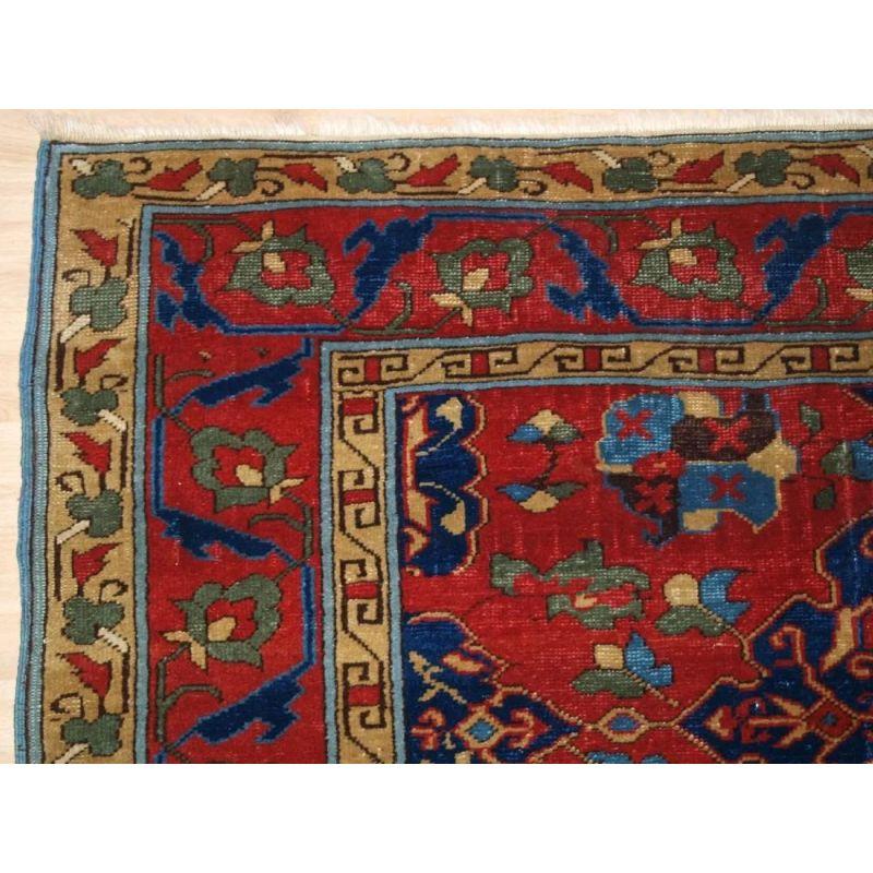 Dieser Teppich ist eine hervorragende Reproduktion des berühmten und begehrten Star-Ushak-Design-Teppichs aus dem 17. Jahrhundert, der in den großen Museen und Privatsammlungen der Welt zu finden ist. Es wird angenommen, dass diese Reproduktion in