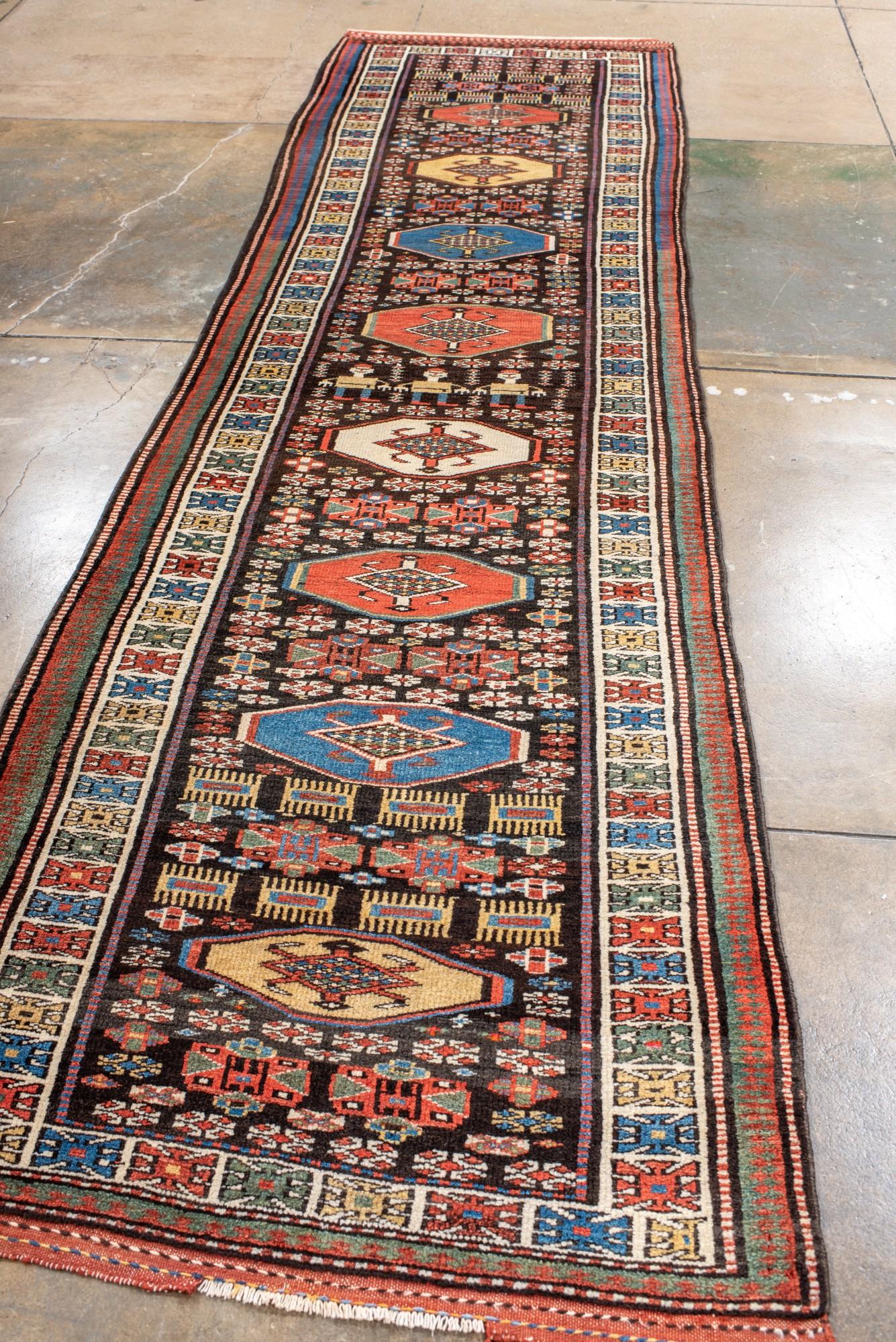 Turkmeno Antico arazzo turco con un design a medaglione senza tempo in vendita