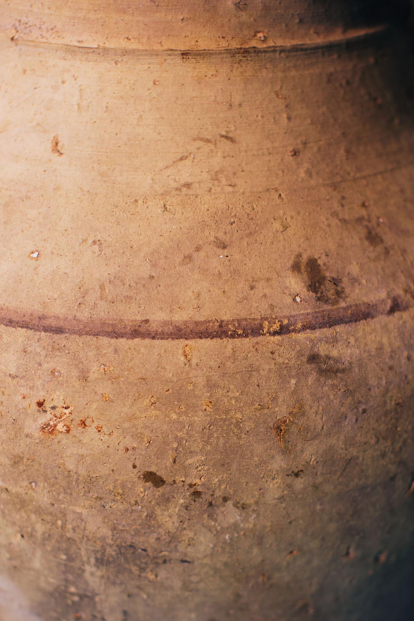 Intagliato a mano Antique Turkish Terracotta Storage Jar, Early 20th Century Mediterranean Pottery in vendita