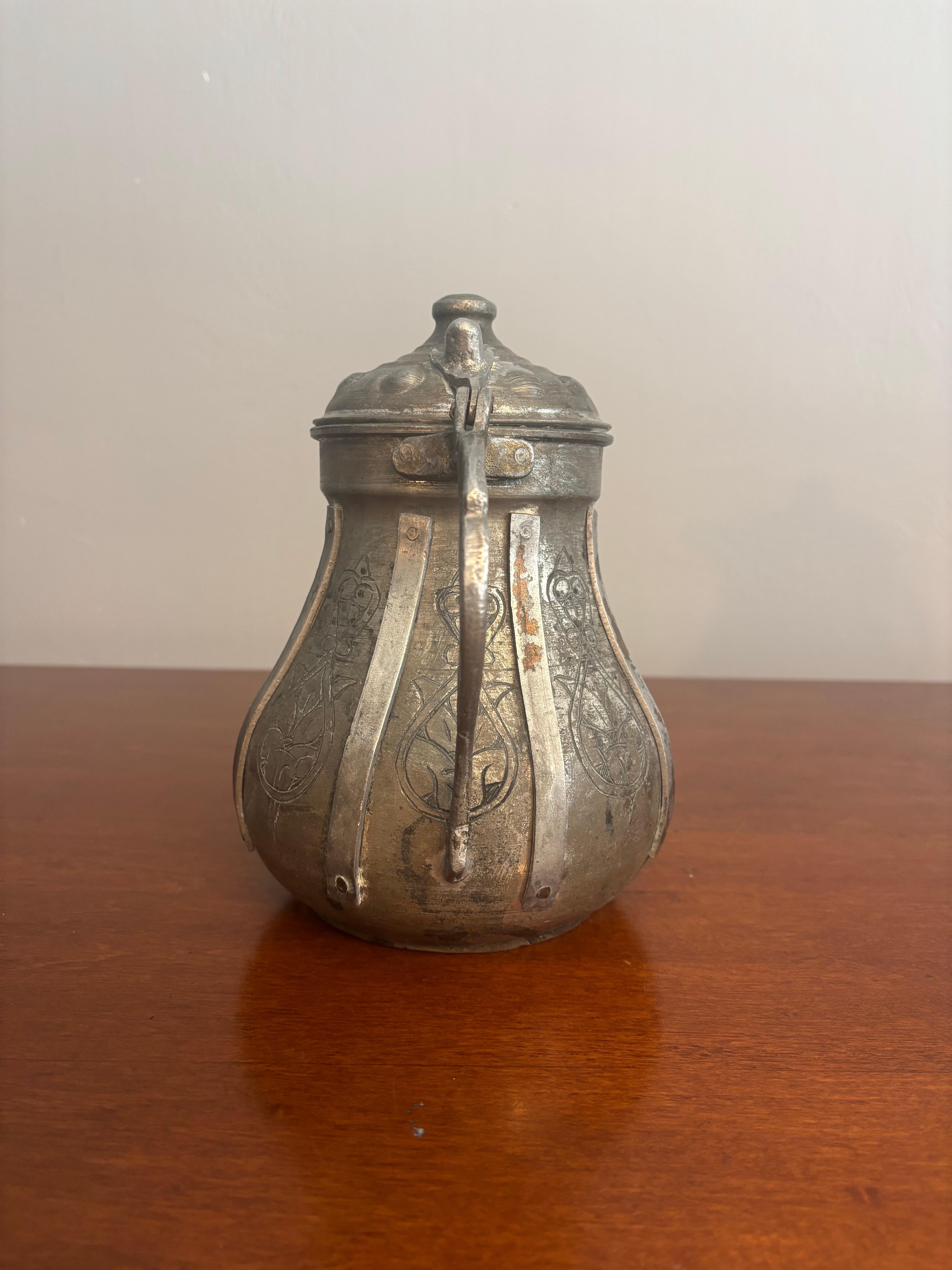 XIXe siècle Ancienne cafetière turque en étain sur cuivre, signée, fin 19e-début 20e siècle en vente