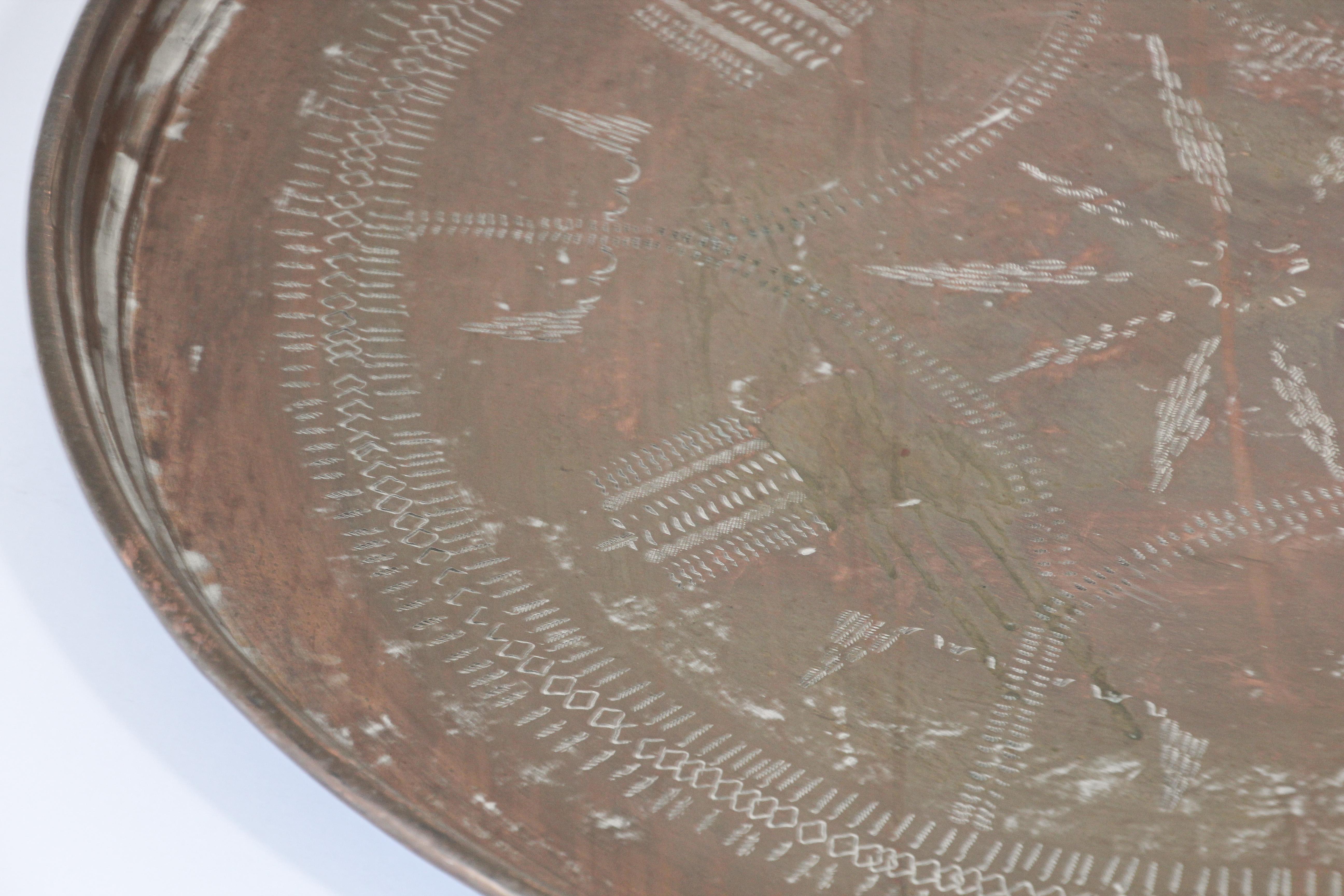 Plateau de service circulaire turc ancien en cuivre teinté en vente 7