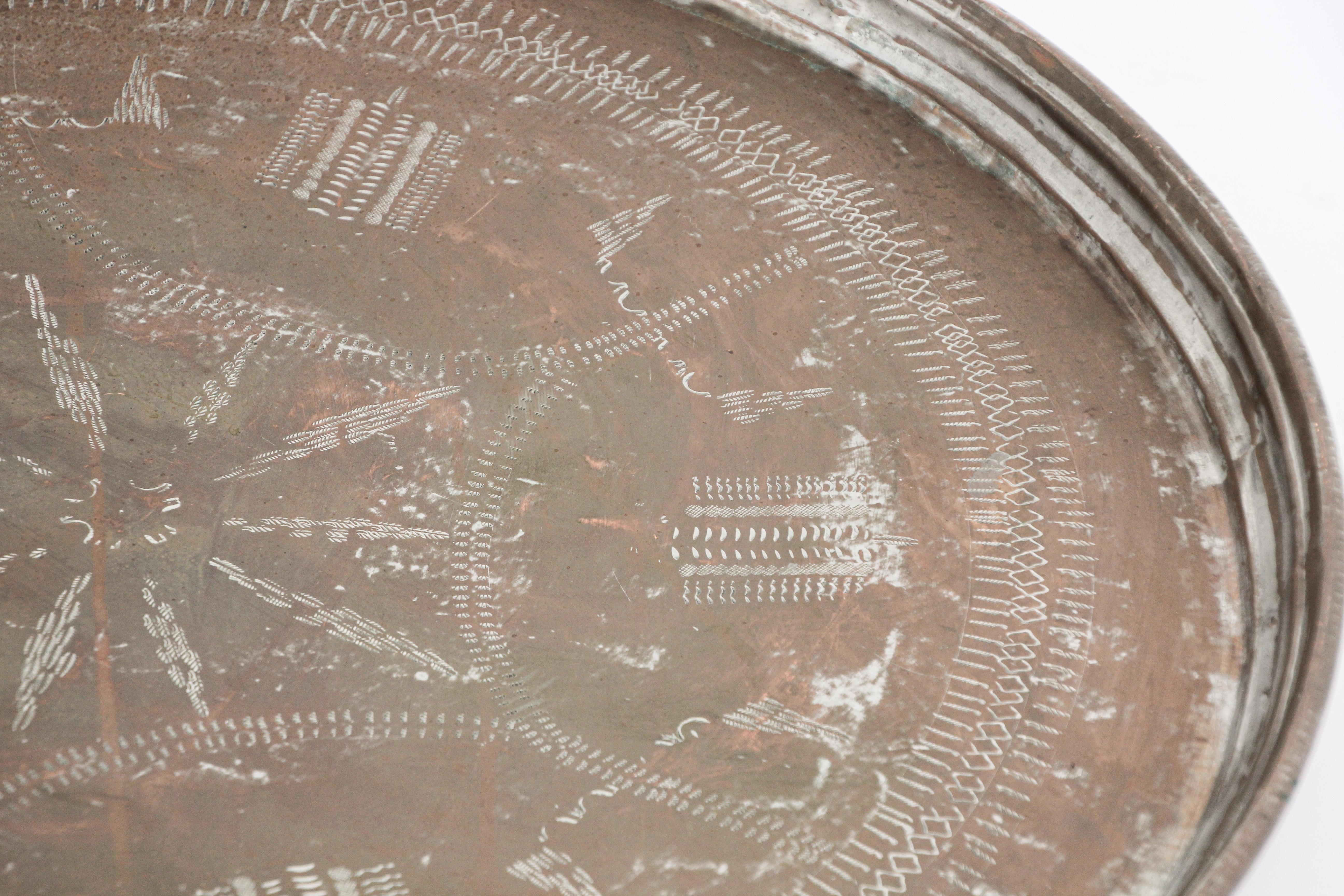Plateau de service circulaire turc ancien en cuivre teinté en vente 9