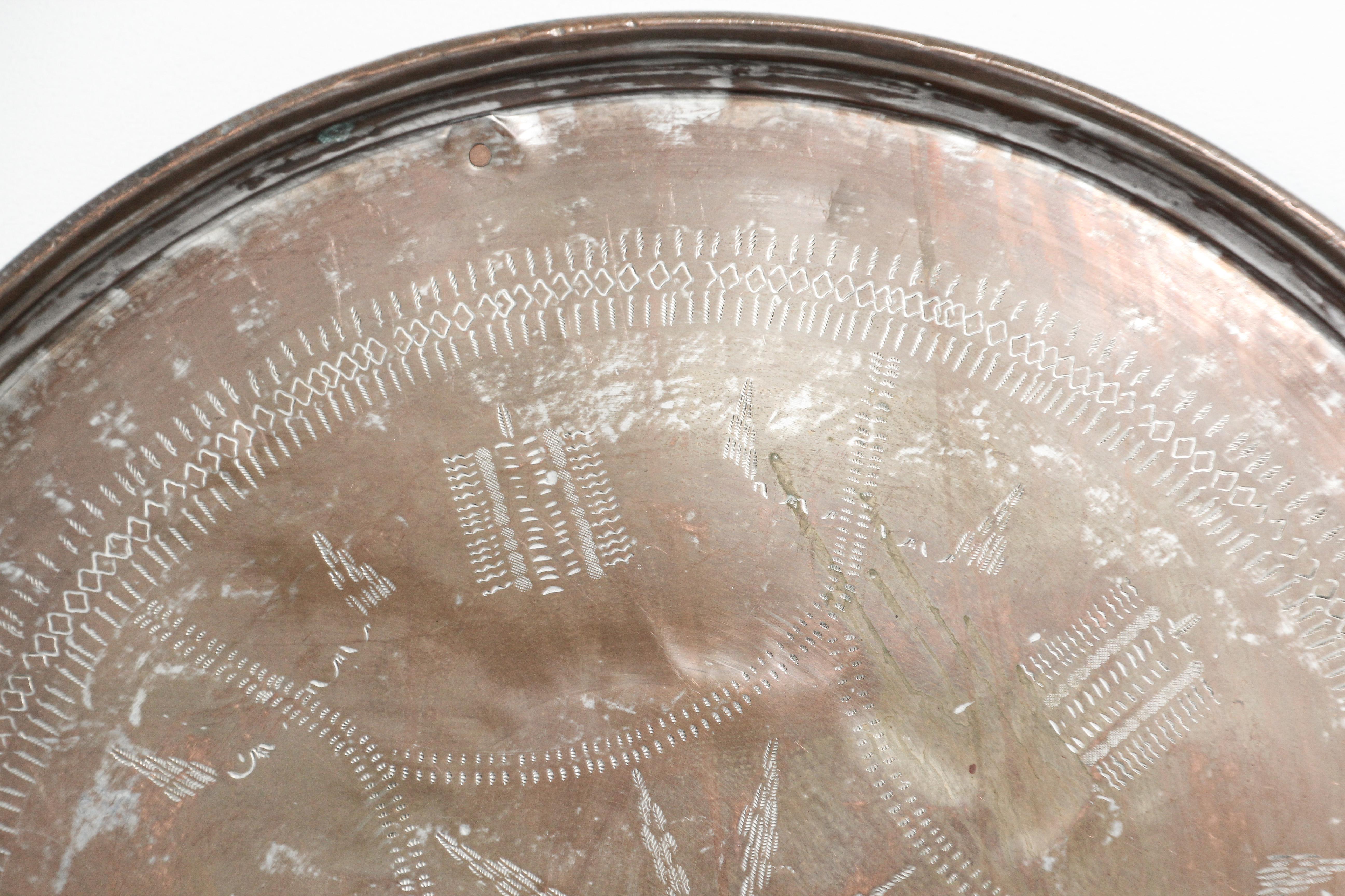 Mauresque Plateau de service circulaire turc ancien en cuivre teinté en vente