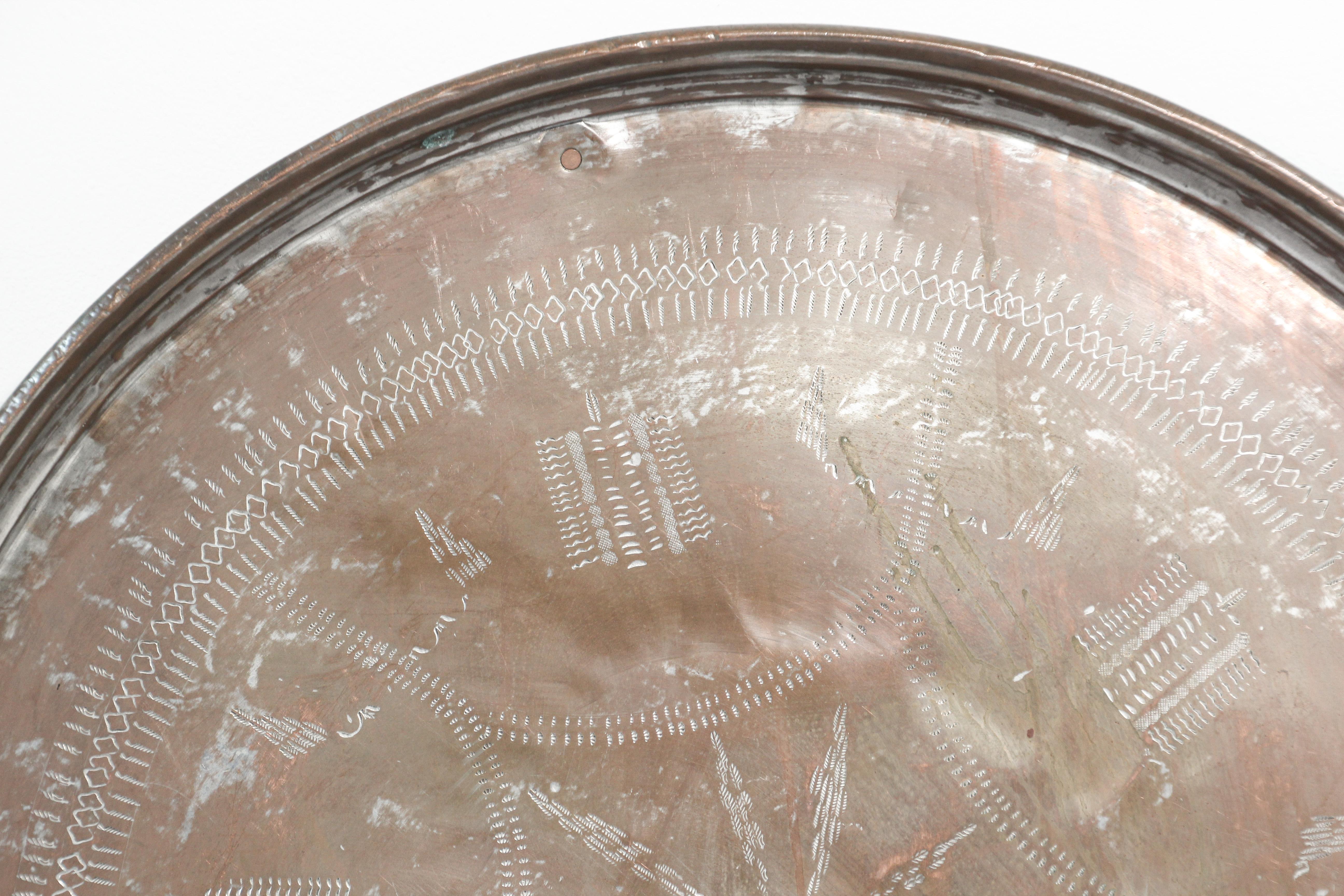 XIXe siècle Plateau de service circulaire turc ancien en cuivre teinté en vente