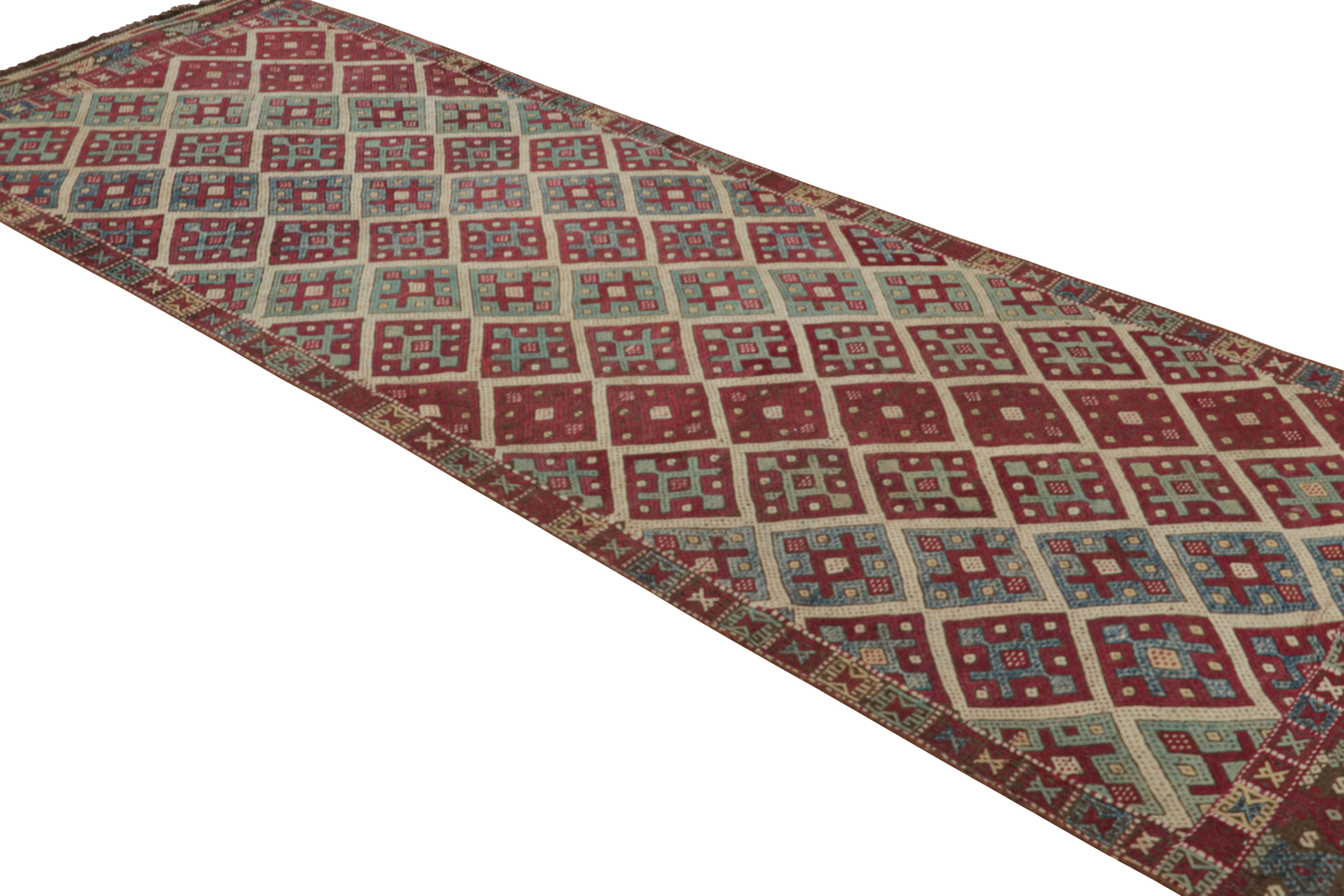 Noué à la main Tapis Kilim turc ancien transitionnel en laine rouge et bleue de Rug & Kilim en vente