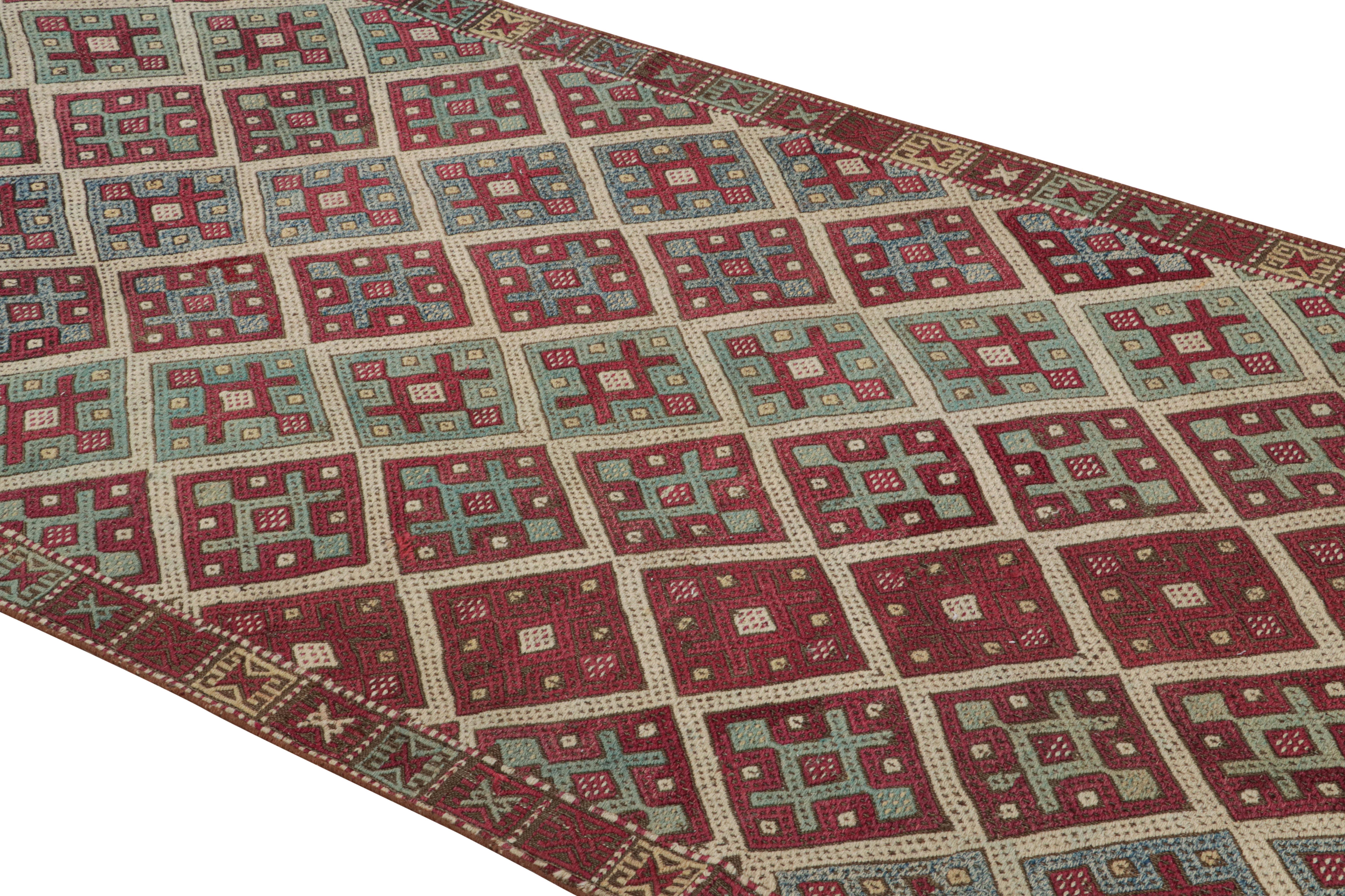 Originaire de Turquie en 1920, ce tapis kilim ancien en laine de transition présente une combinaison distincte de couleurs riches et fantaisistes pour compléter son symbolisme culturel. Tissé à plat dans une laine serrée et durable, les rangées