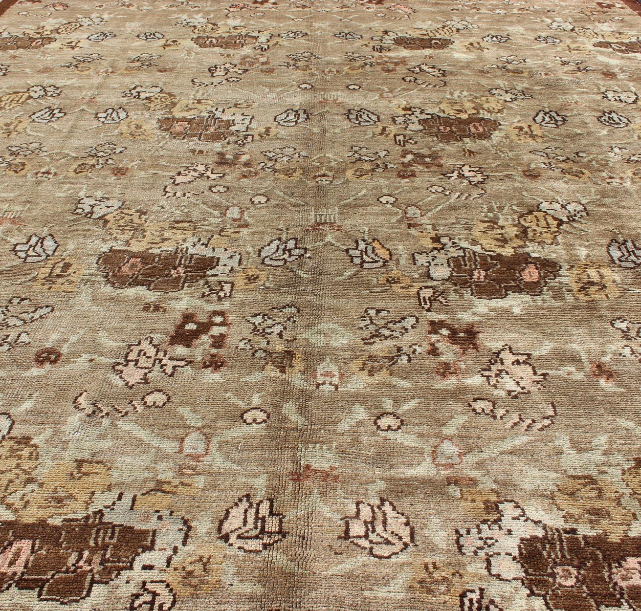Gran alfombra turca antigua Tulu con diseño floral en marrón y tostado en venta 2
