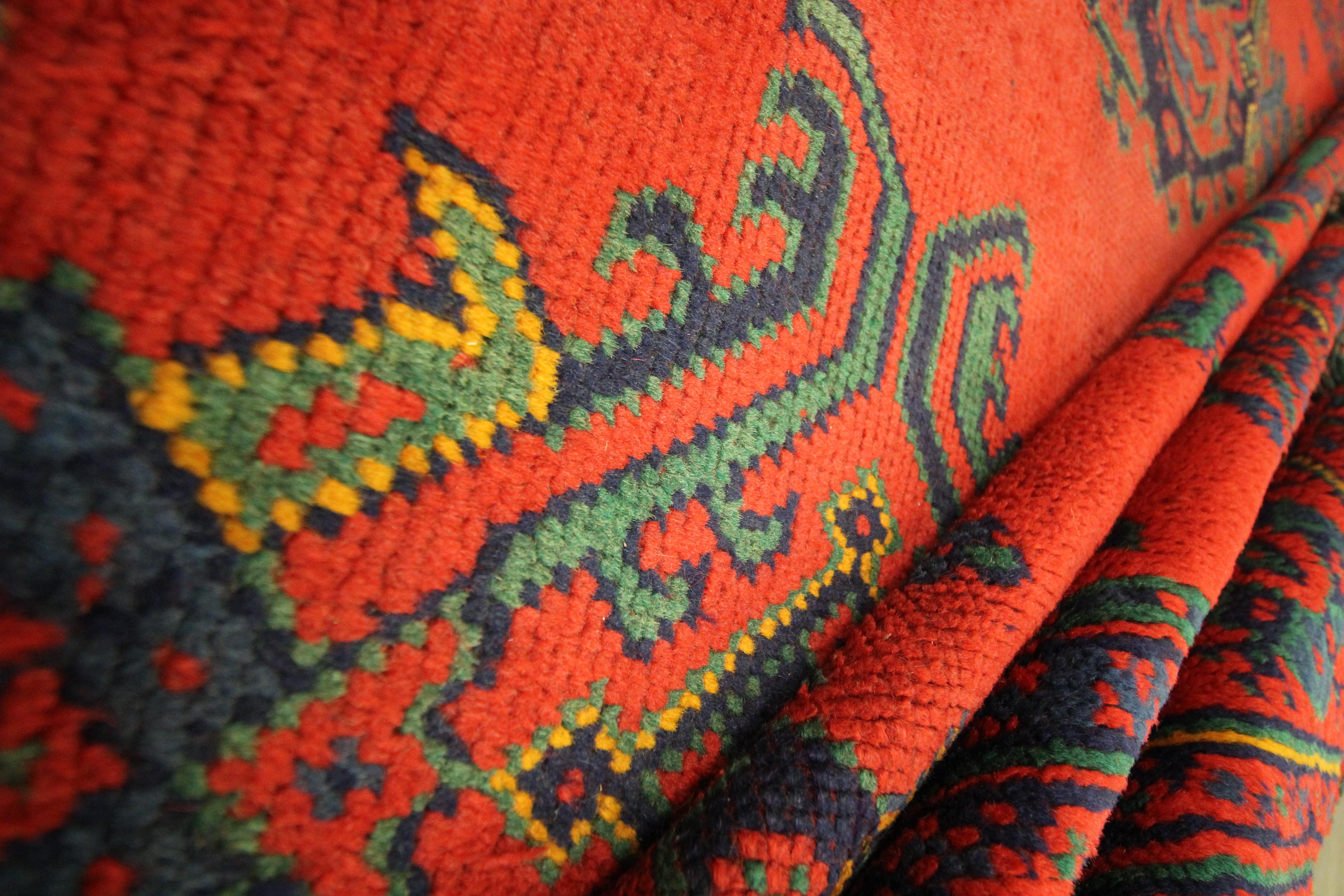 Antique Turkish Ushak Rug Handwoven Oriental Red Wool Carpet For Sale 1