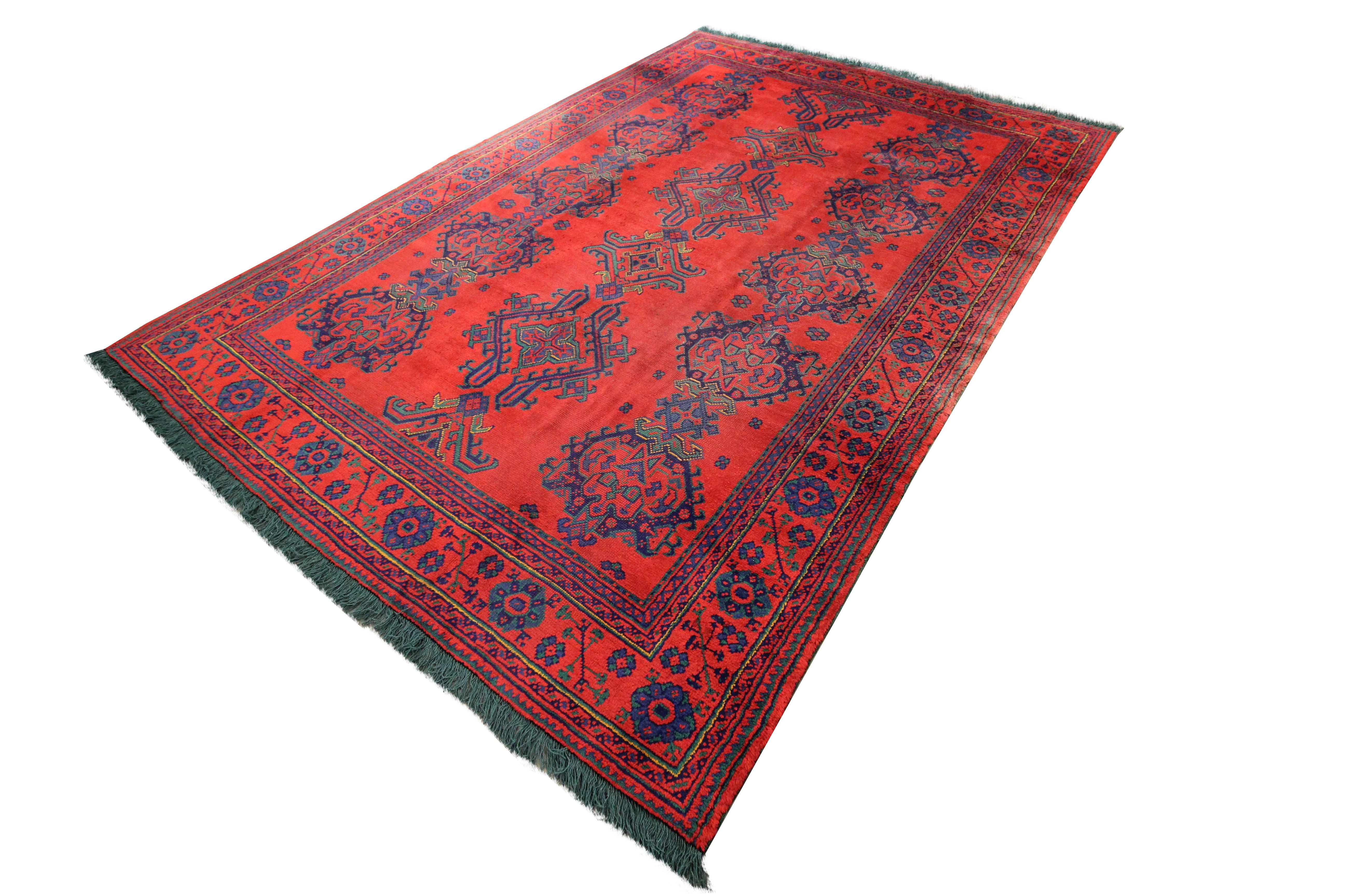 Antiker türkischer handgewebter Ushak-Teppich aus roter orientalischer Wolle (Hollywood Regency) im Angebot
