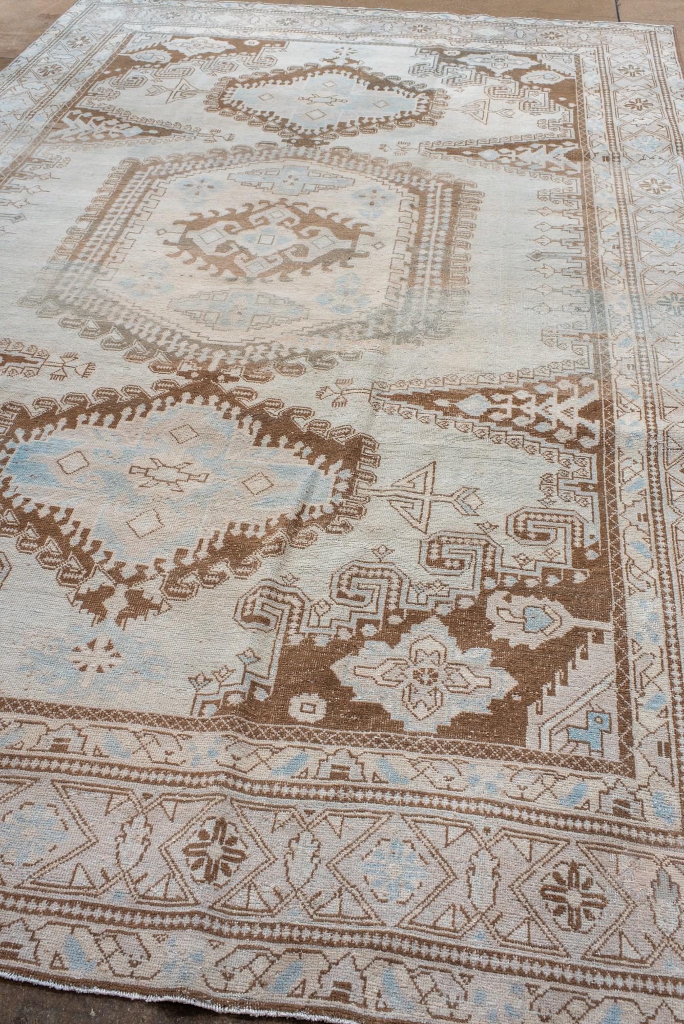 Antiker türkischer Veece-Teppich mit weichem geometrischem Medaillon in Braun und Himmelblau (Türkisch) im Angebot