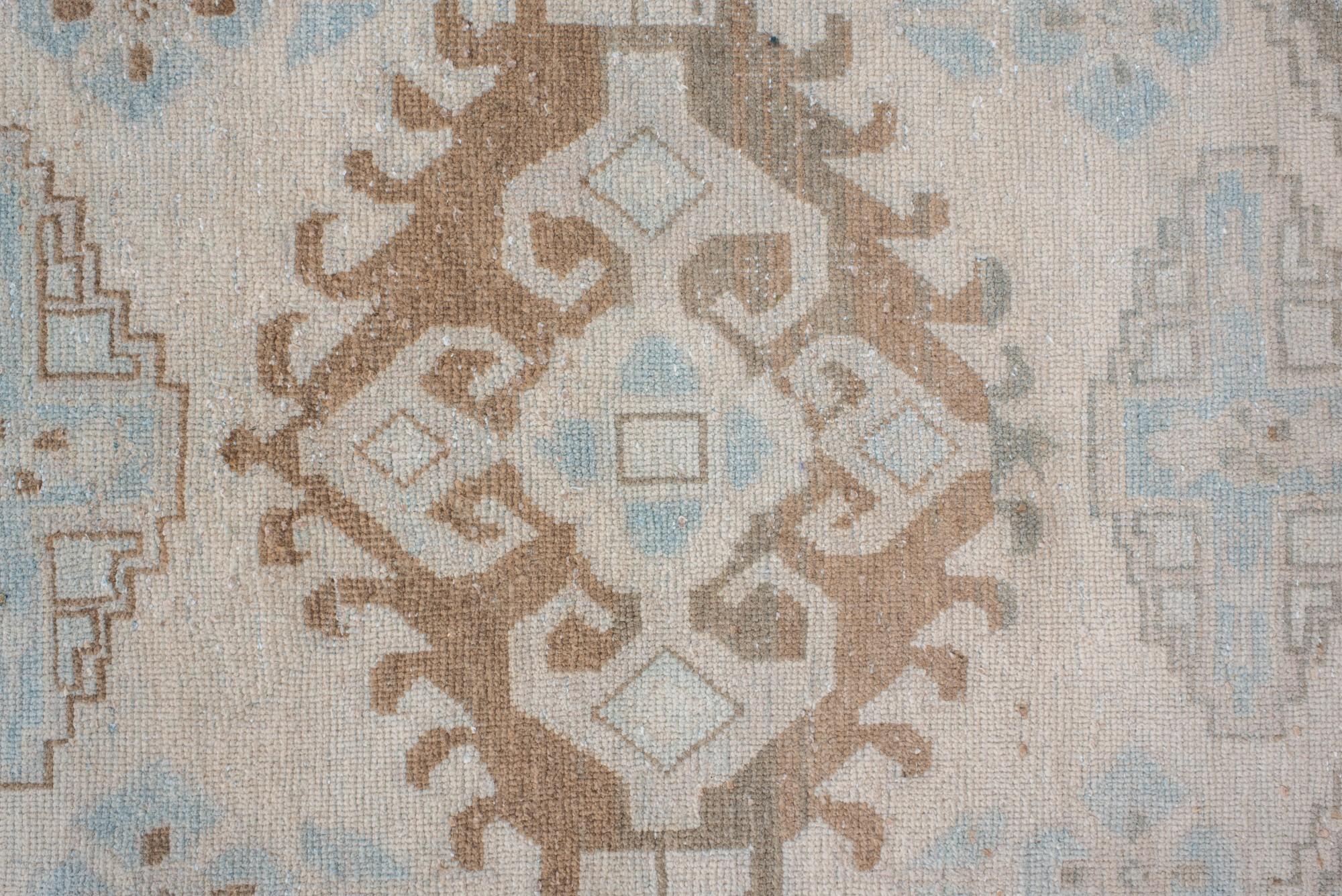 Antiker türkischer Veece-Teppich mit weichem geometrischem Medaillon in Braun und Himmelblau (Handgeknüpft) im Angebot