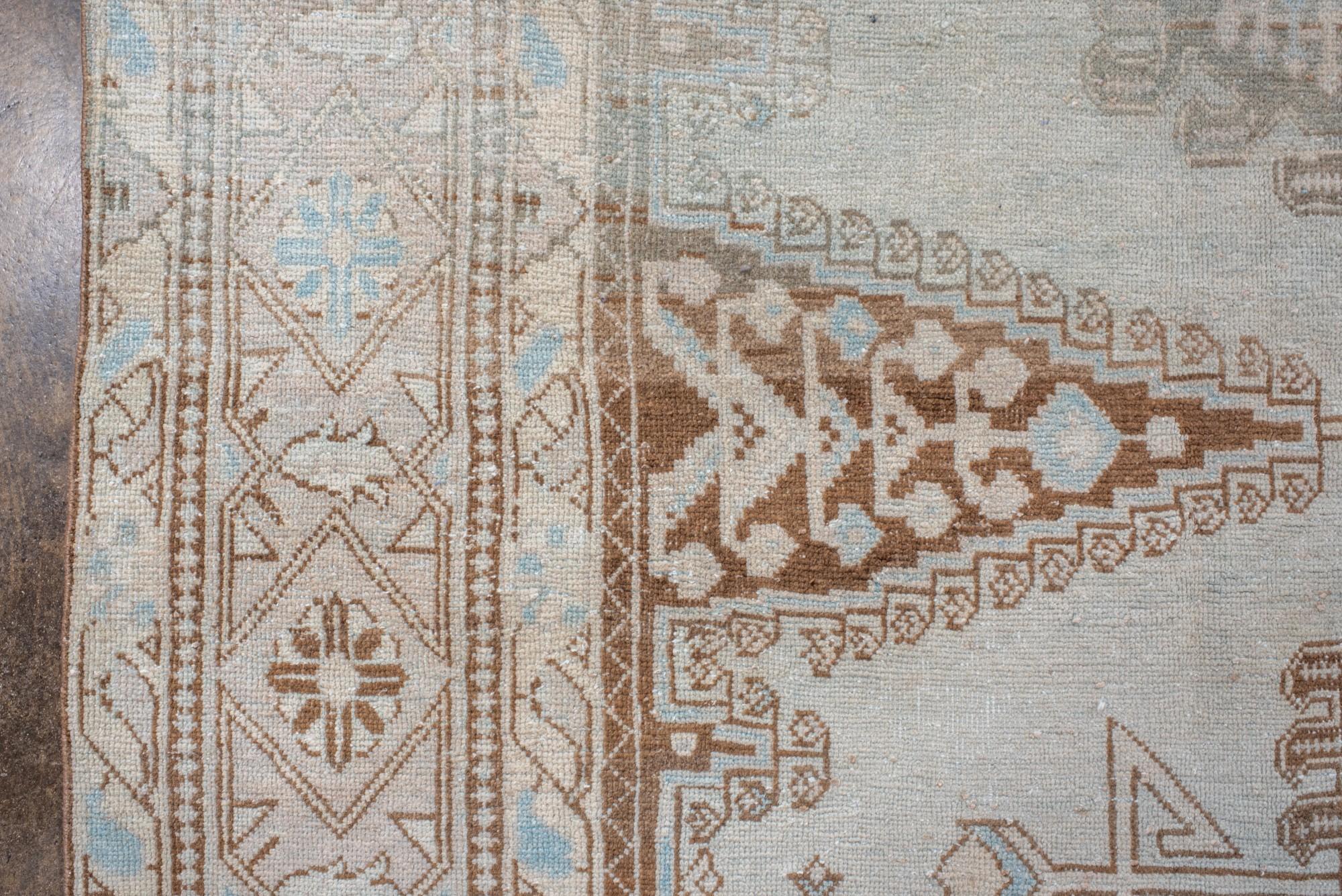 Antiker türkischer Veece-Teppich mit weichem geometrischem Medaillon in Braun und Himmelblau im Zustand „Gut“ im Angebot in New York, NY