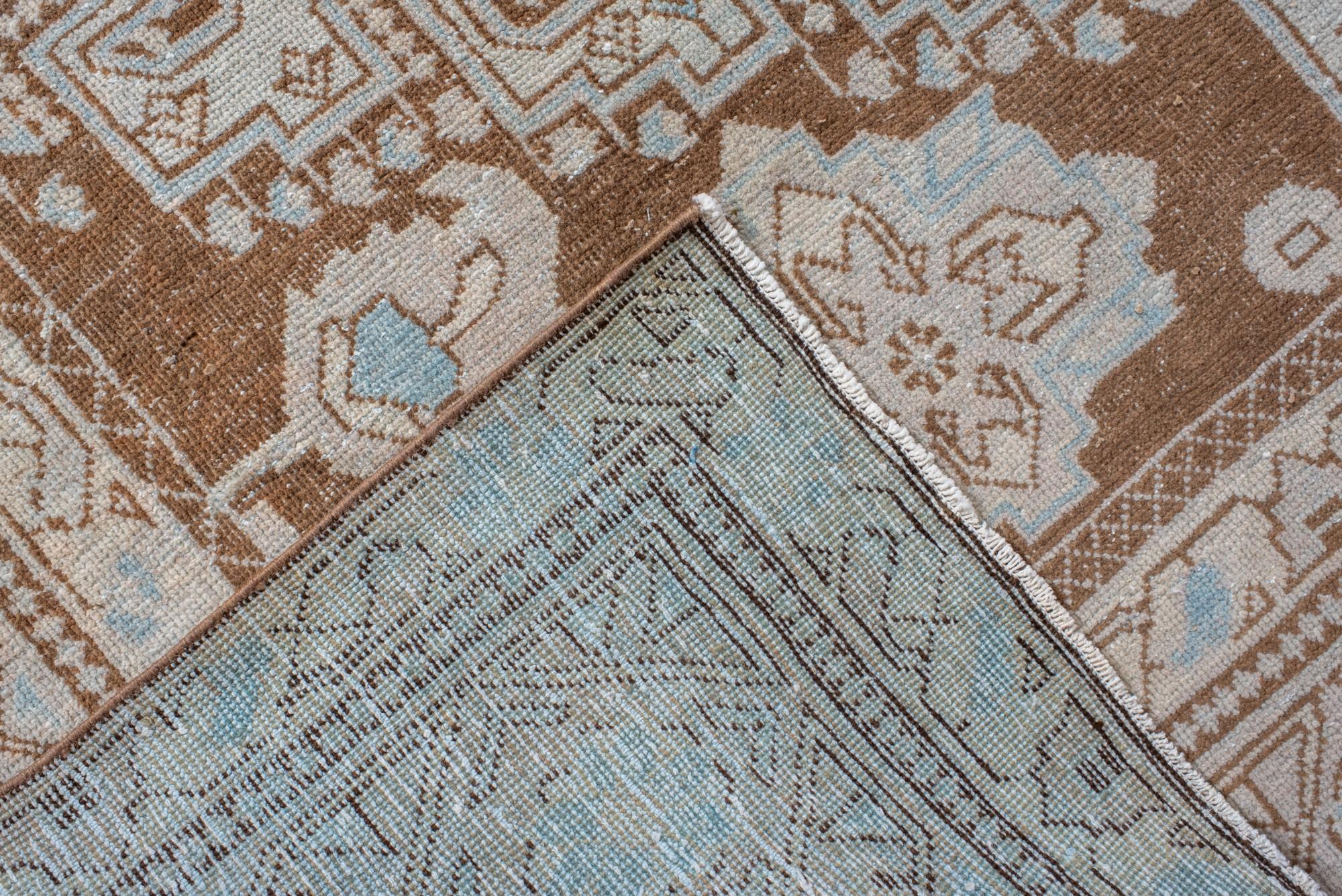 Antiker türkischer Veece-Teppich mit weichem geometrischem Medaillon in Braun und Himmelblau (20. Jahrhundert) im Angebot