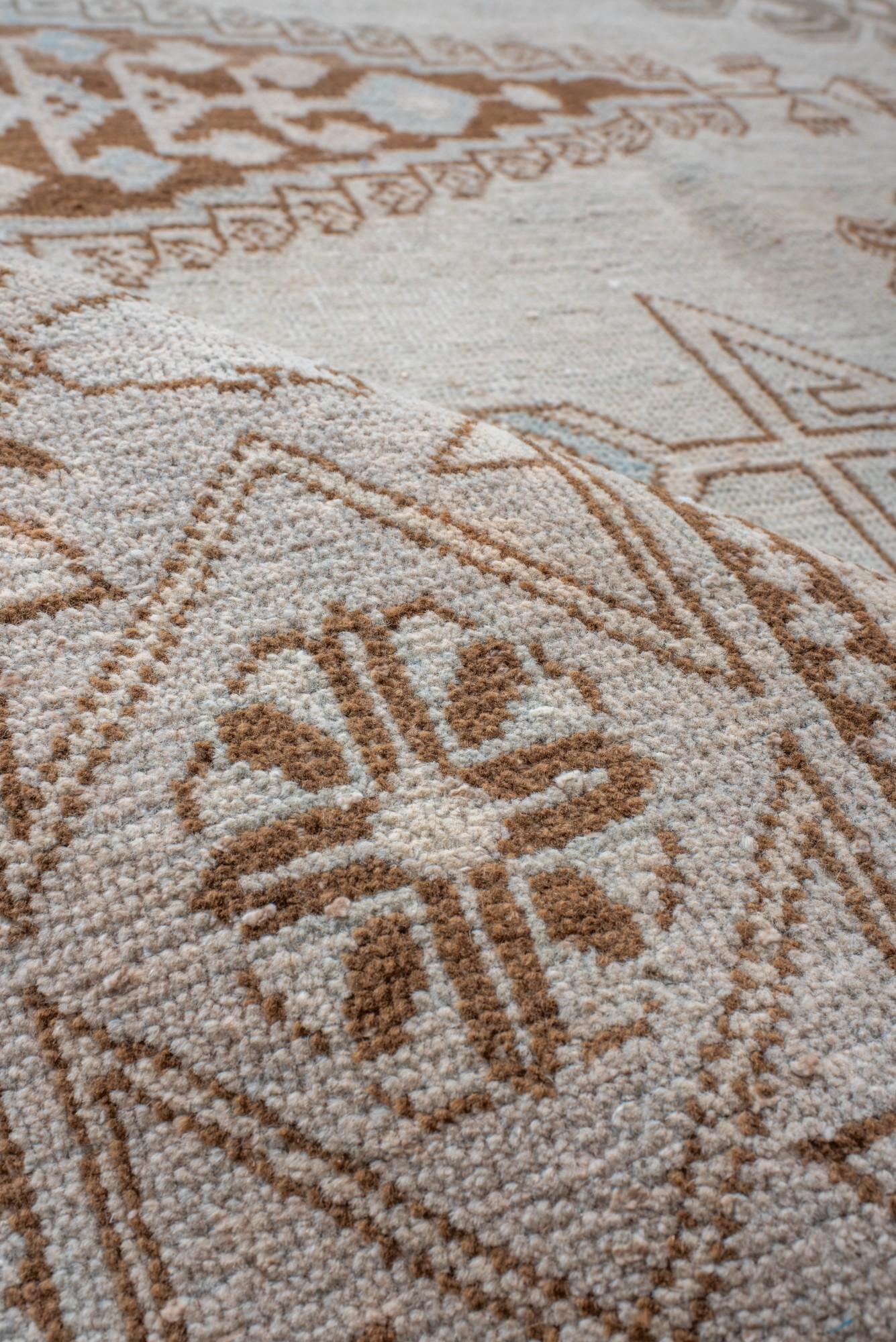 Antiker türkischer Veece-Teppich mit weichem geometrischem Medaillon in Braun und Himmelblau (Wolle) im Angebot