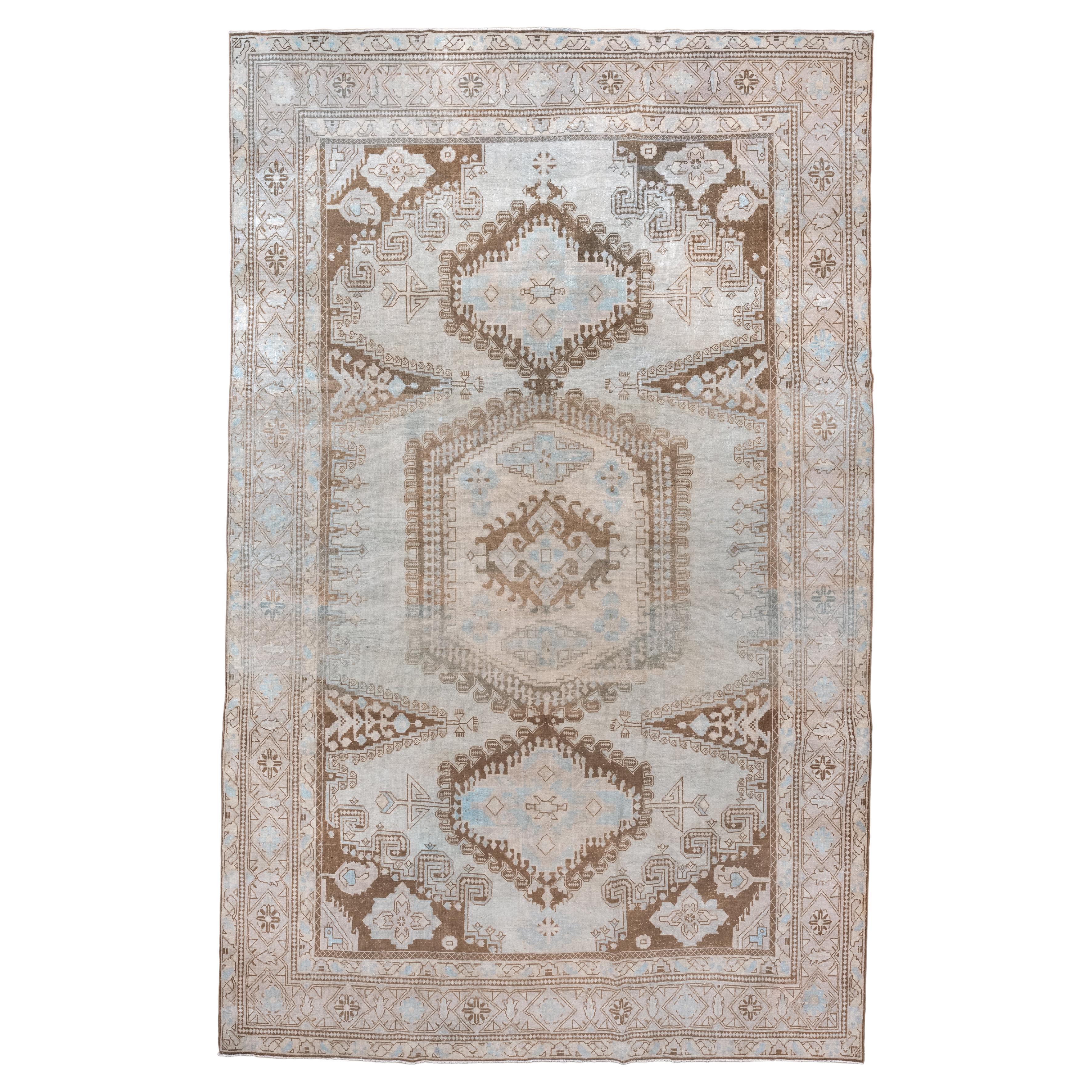 Antiker türkischer Veece-Teppich mit weichem geometrischem Medaillon in Braun und Himmelblau im Angebot