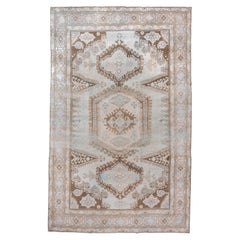 Antiker türkischer Veece-Teppich mit weichem geometrischem Medaillon in Braun und Himmelblau