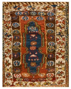 Antiker türkischer Yastik-Teppich im Dorfstil
