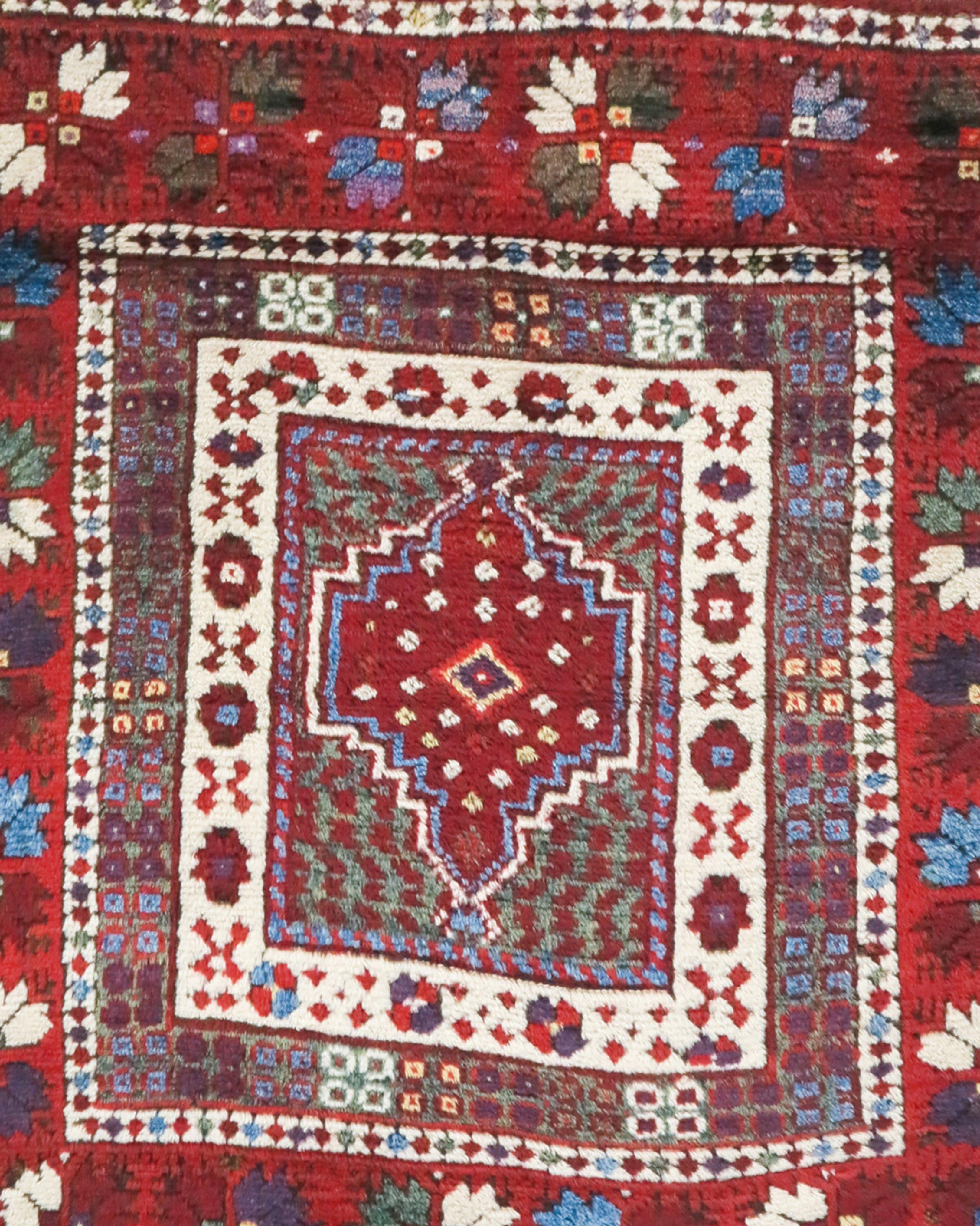 Ancien tapis turc Yaqcibidir, début du 20e siècle

Informations supplémentaires :
Dimensions : 3'11