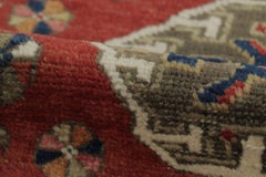 Ancien tapis turc Yastik en rouge riche avec médaillon géométrique - Rug & Kilim