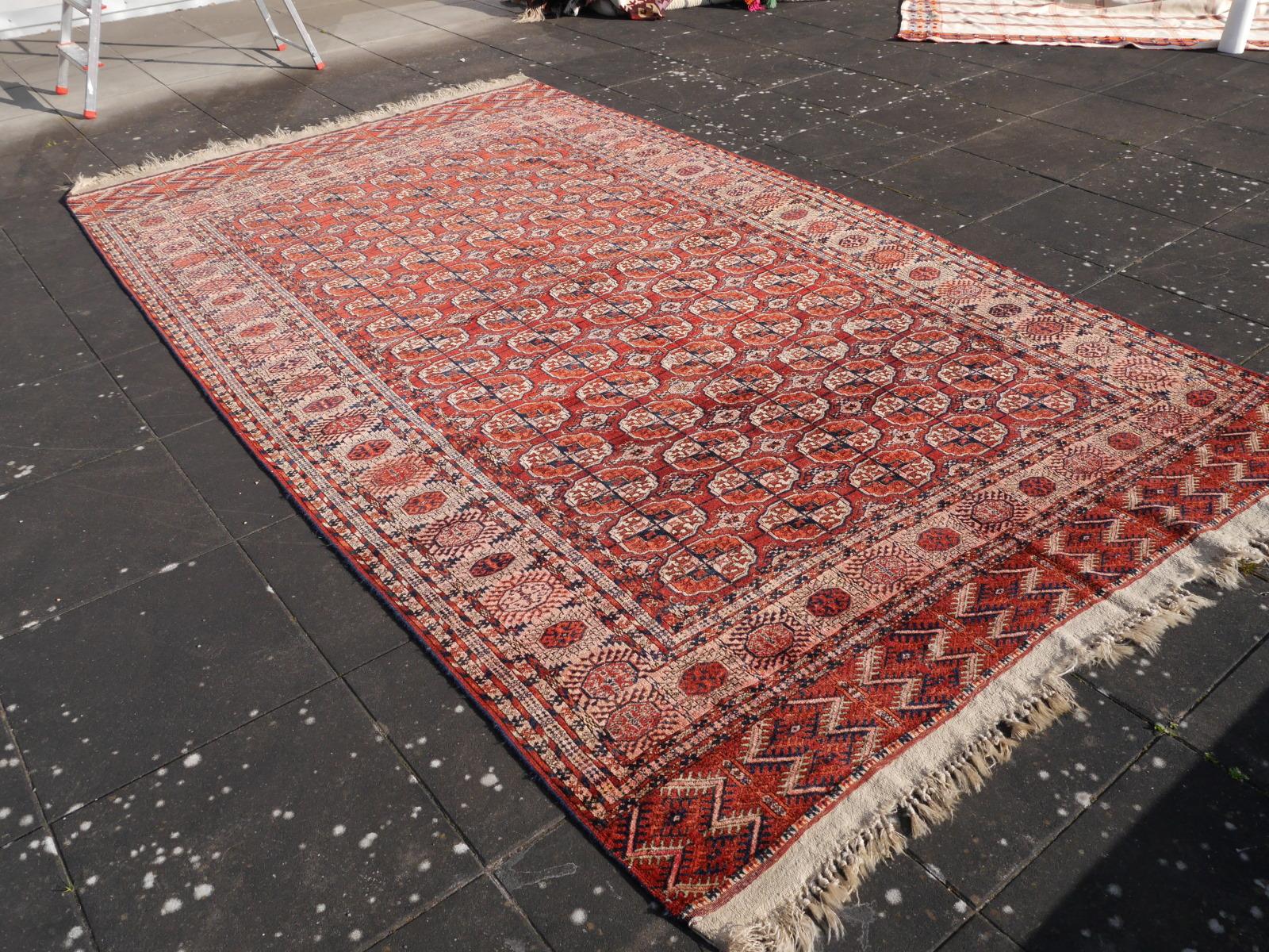 Antique Rug Turkman Tekke Bukhara Main Carpet Djoharian Collection In Good Condition For Sale In Lohr, Bavaria, DE